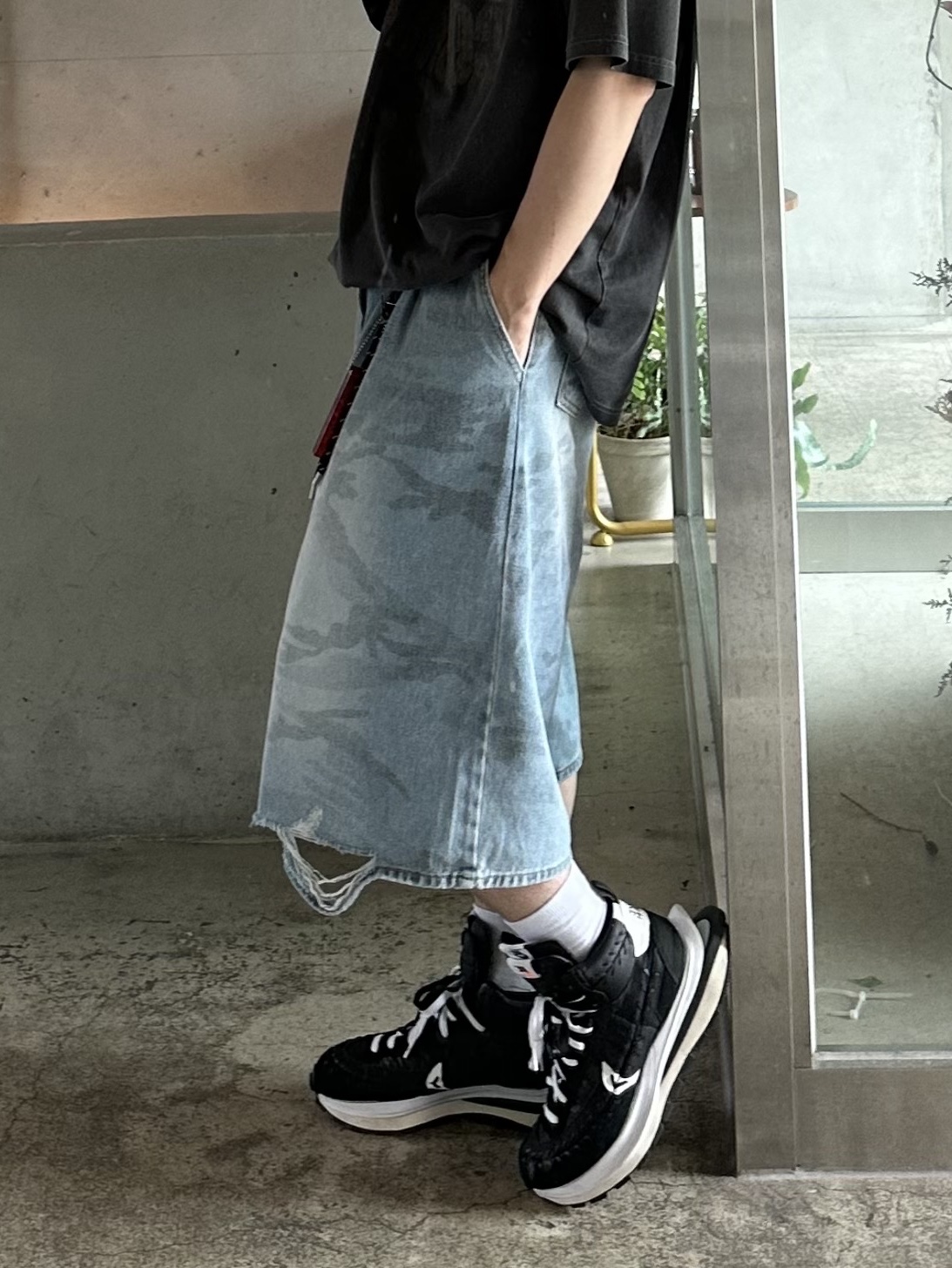 Nike x Sacai x Jean Paul Gaultier VaporWaffle Black White, Human Made Acrylic Keychain Red 착용 스타일 - 4