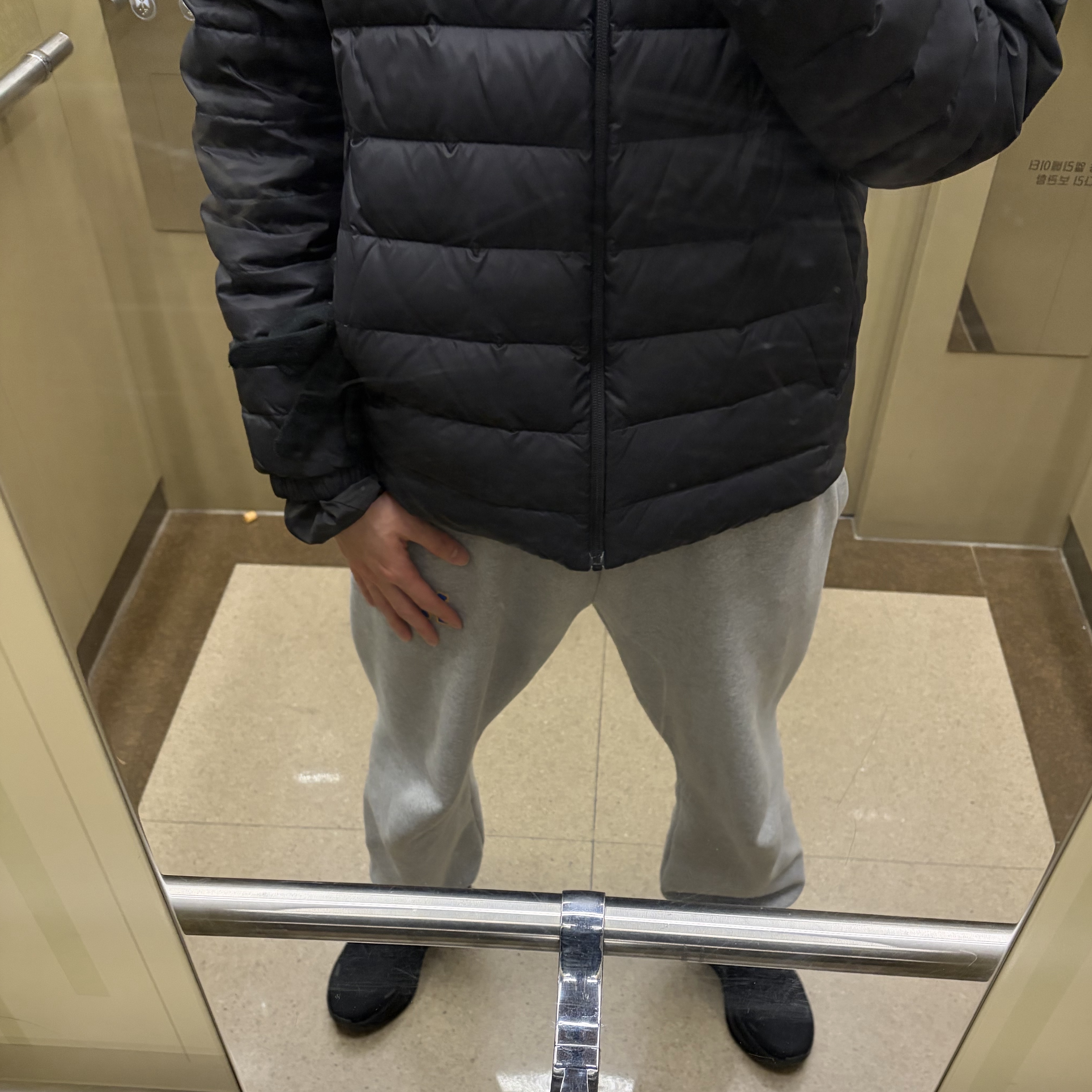 Arc'teryx Cerium Hoody Black, Nike Vomero Plus Black Metallic Dark Grey 착용 스타일