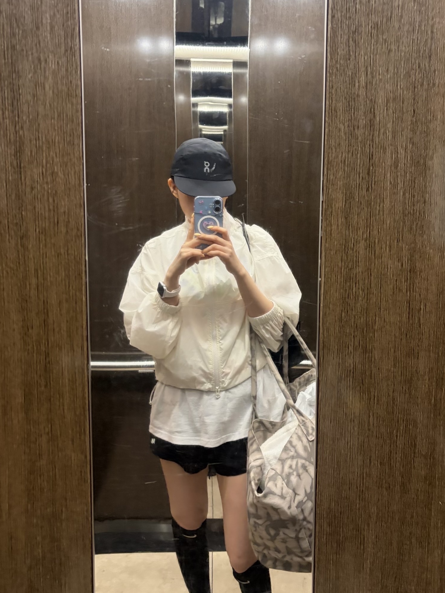 On Running Performance Cap Black, Alo Yoga Iconic Shopper Tote Bag Grey Tiedye 착용 스타일