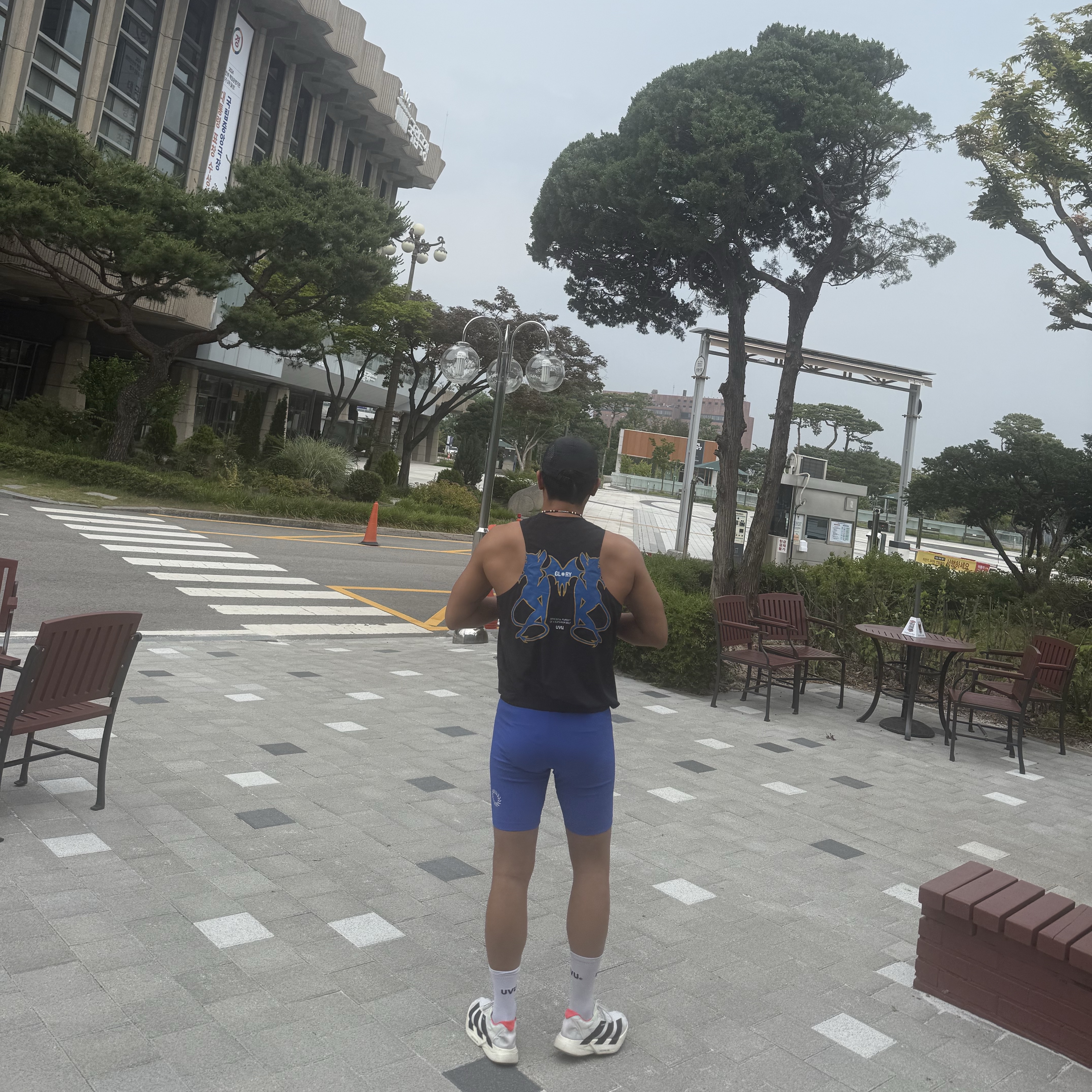 UVU Half Tight Cobalt 착용 스타일