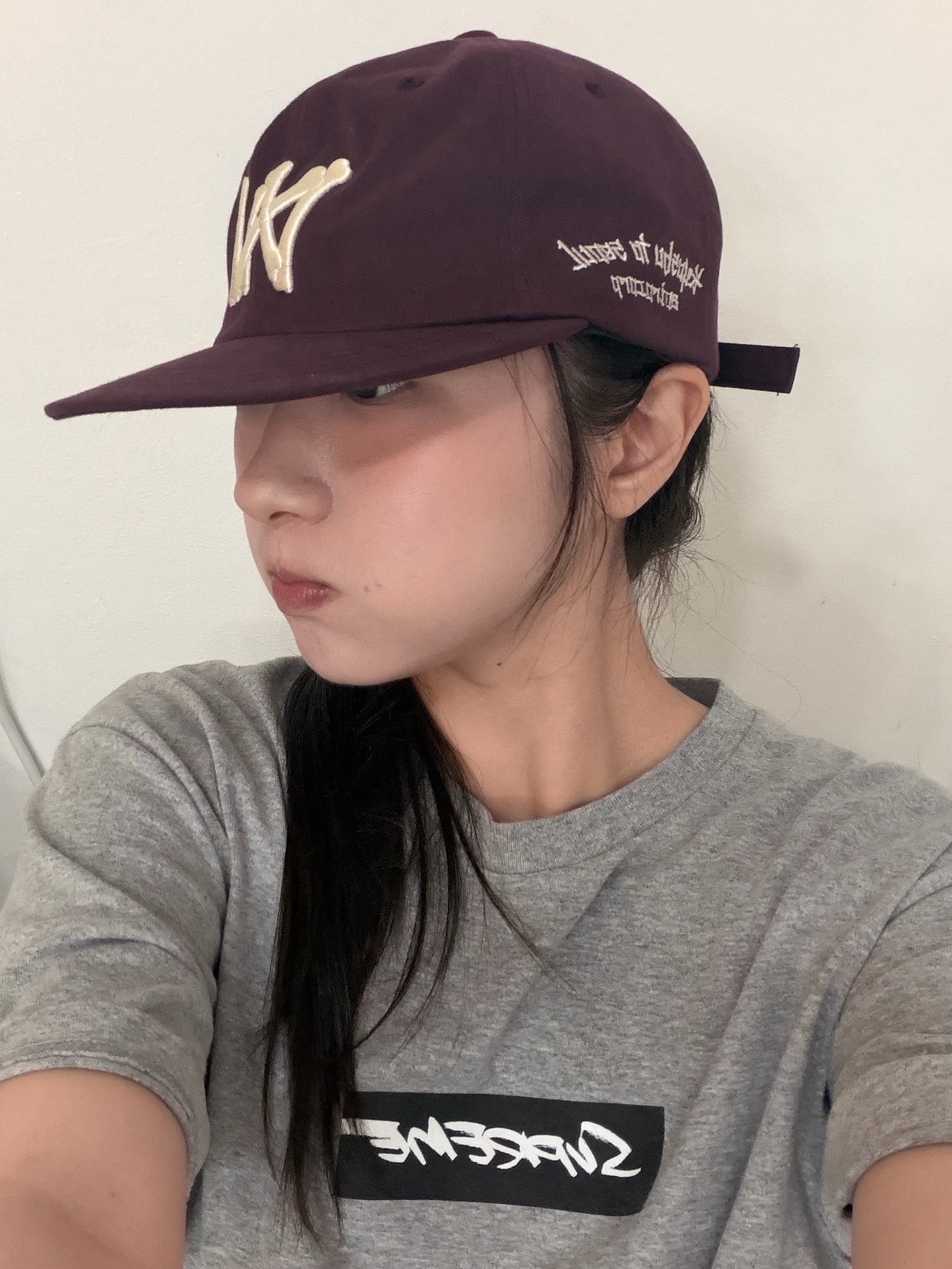 Aoiro 6-Panel Bone A/N Cap Wine, Supreme Futura Box Logo T-Shirt Heather Grey - 24SS 착용 스타일