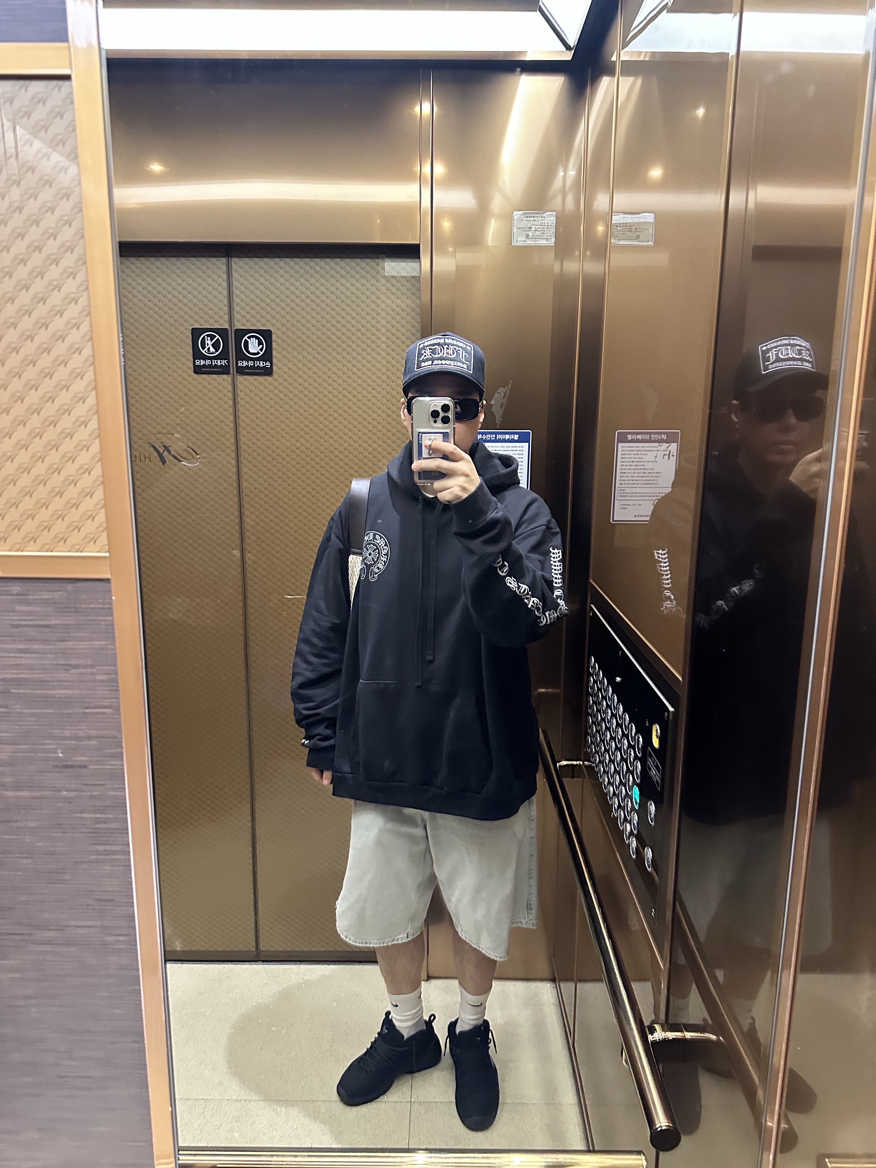 Chrome Hearts Fuck Hollywood Trucker Hat Black, Chrome Hearts Silver Glitter Hoodie Black 착용 스타일