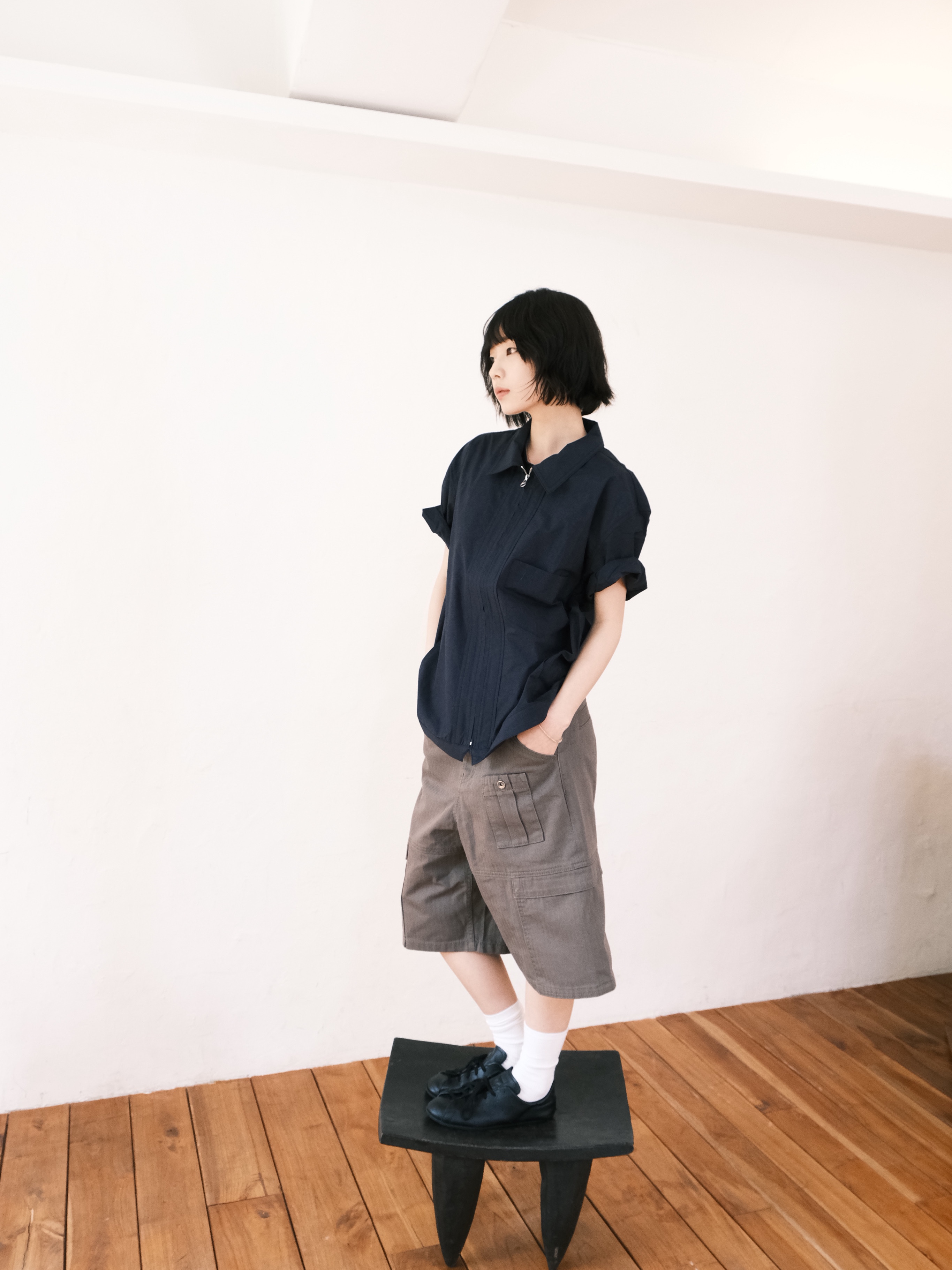 CHOWOO Paneled Cargo Pockets Herringbone Twill Shorts Washed Khaki, CHOWOO Field Panel Paper Half Shacket Navy 착용 스타일 - 1