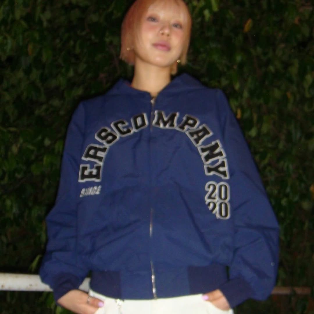 ersco Arch Logo Track Jacket Navy 착용 스타일 - 1