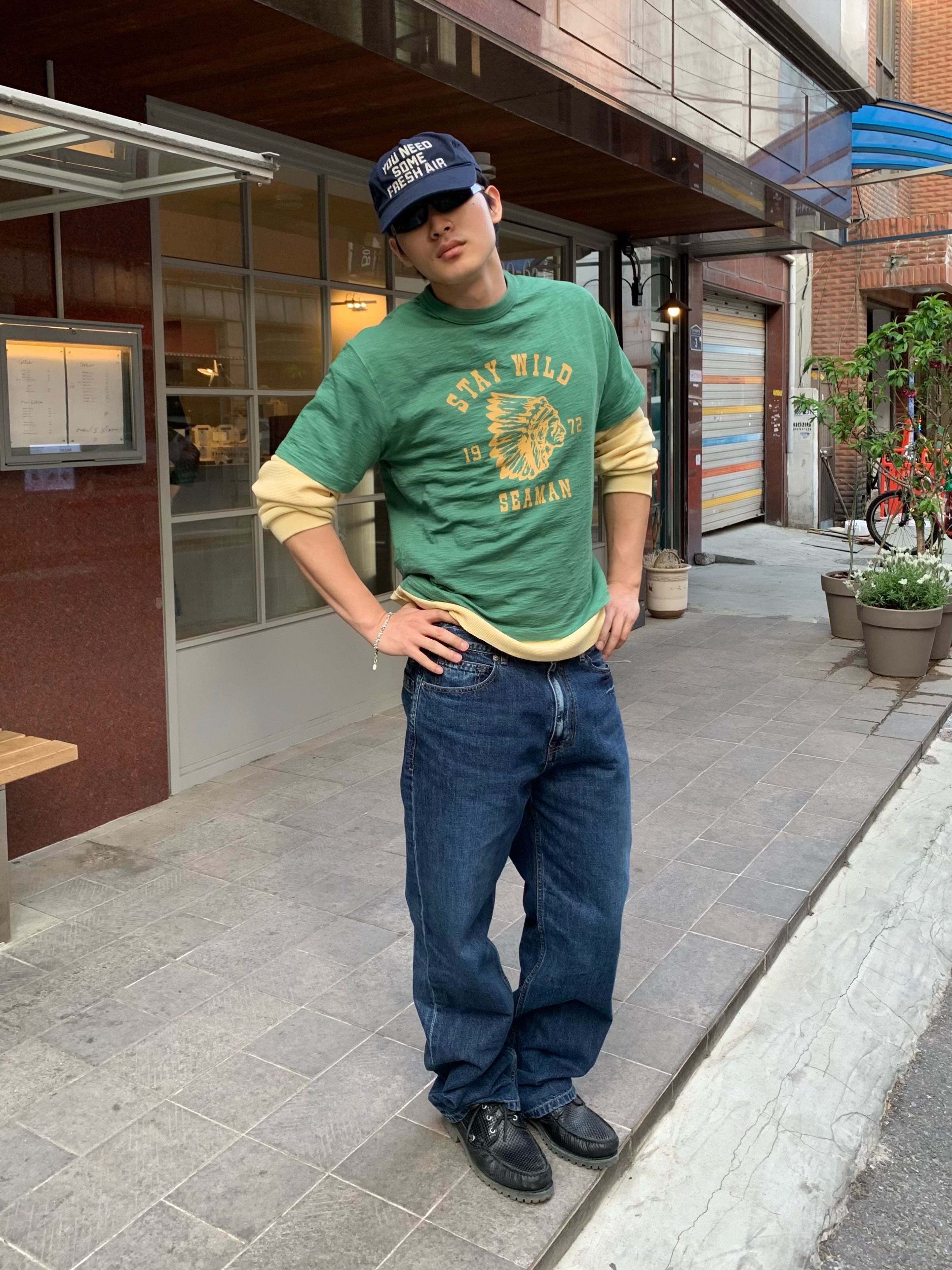 CHOWOO Loose Straight Biker Denim Pants Washed Navy 착용 스타일 - 3