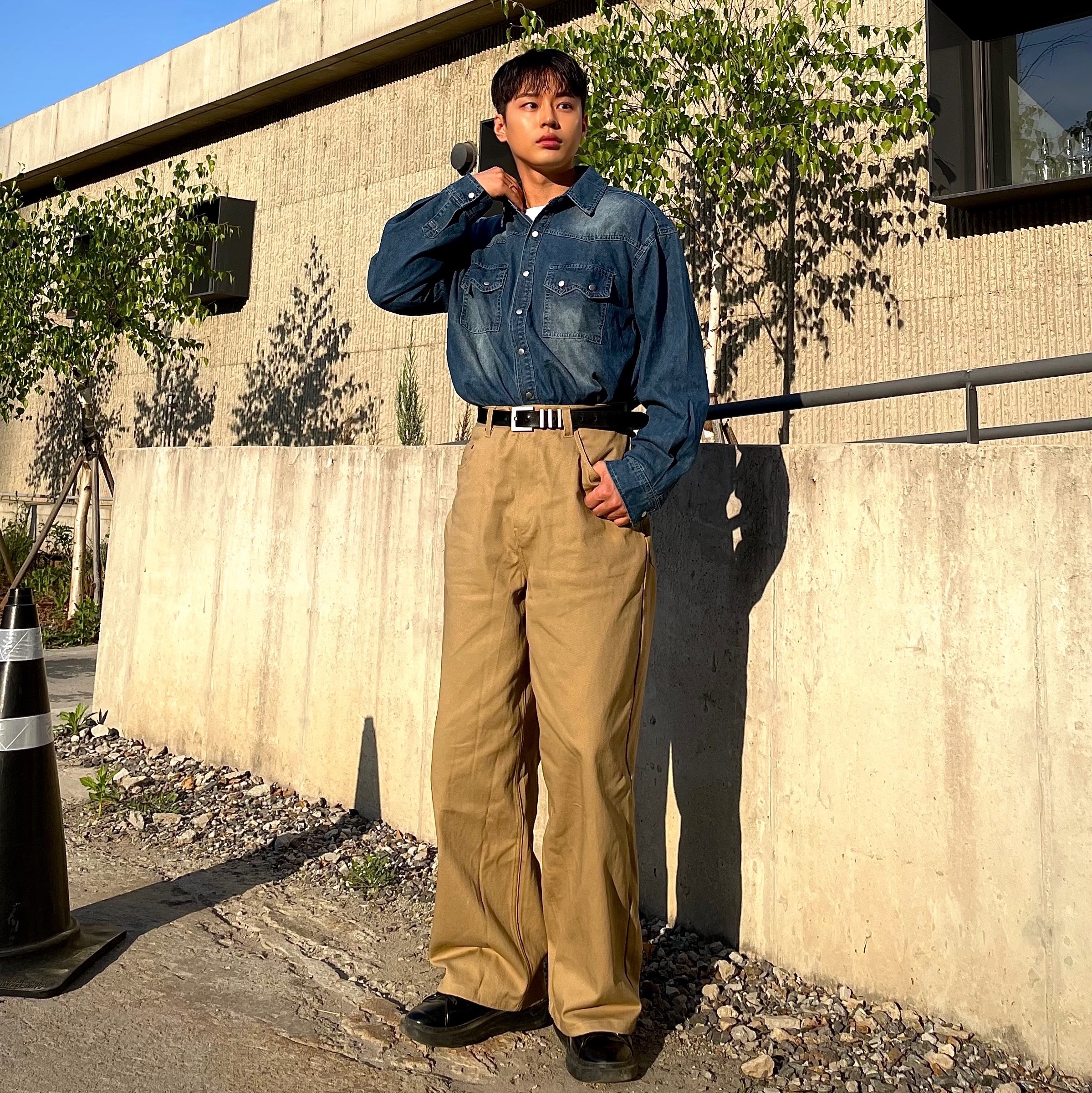 Millo Archive Poid Chino Pants Beige, HEYSTE W Pocket Western Shirt Dark indigo 착용 스타일 - 2