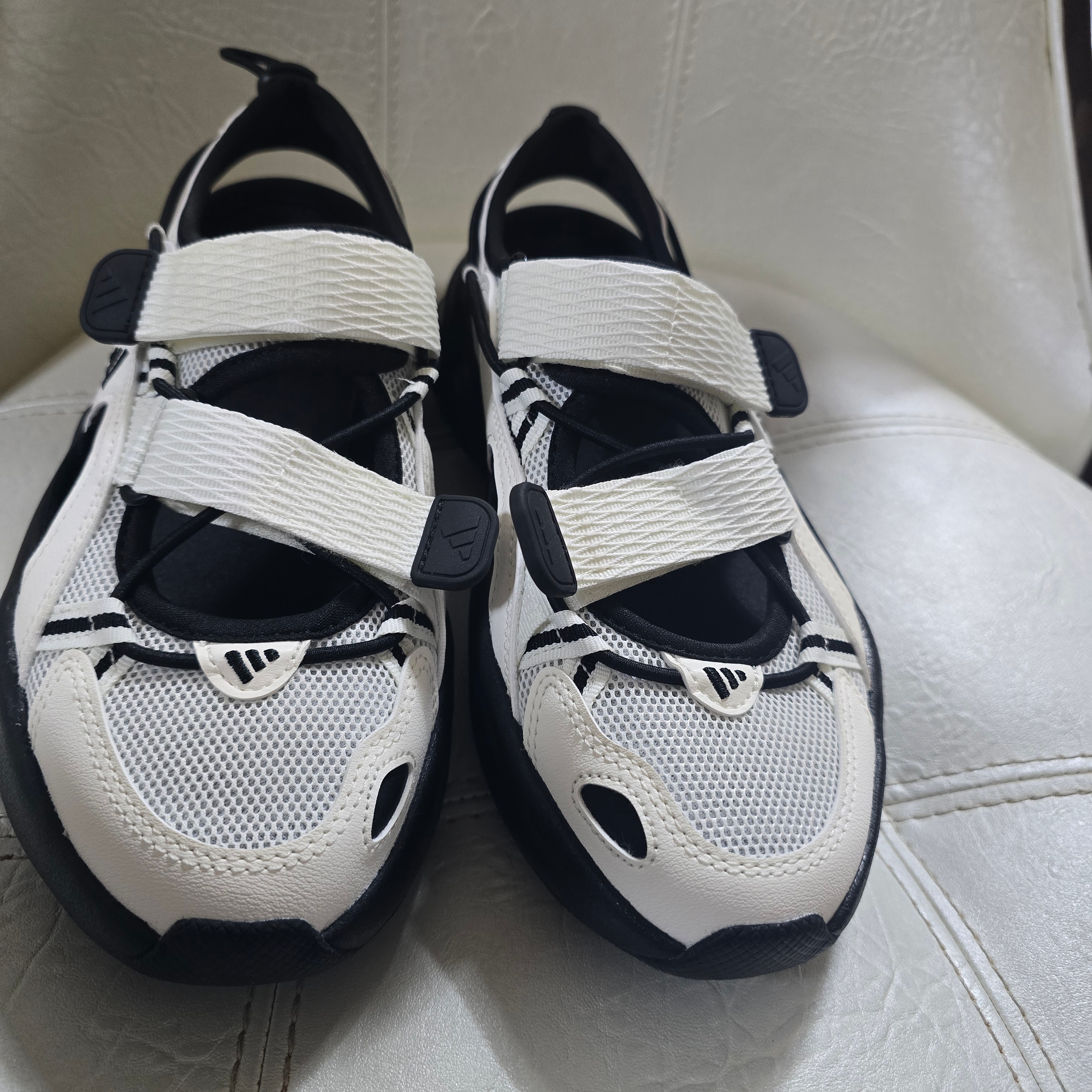 (W) Adidas Ozwave Sandal Core White Core Black 착용 스타일