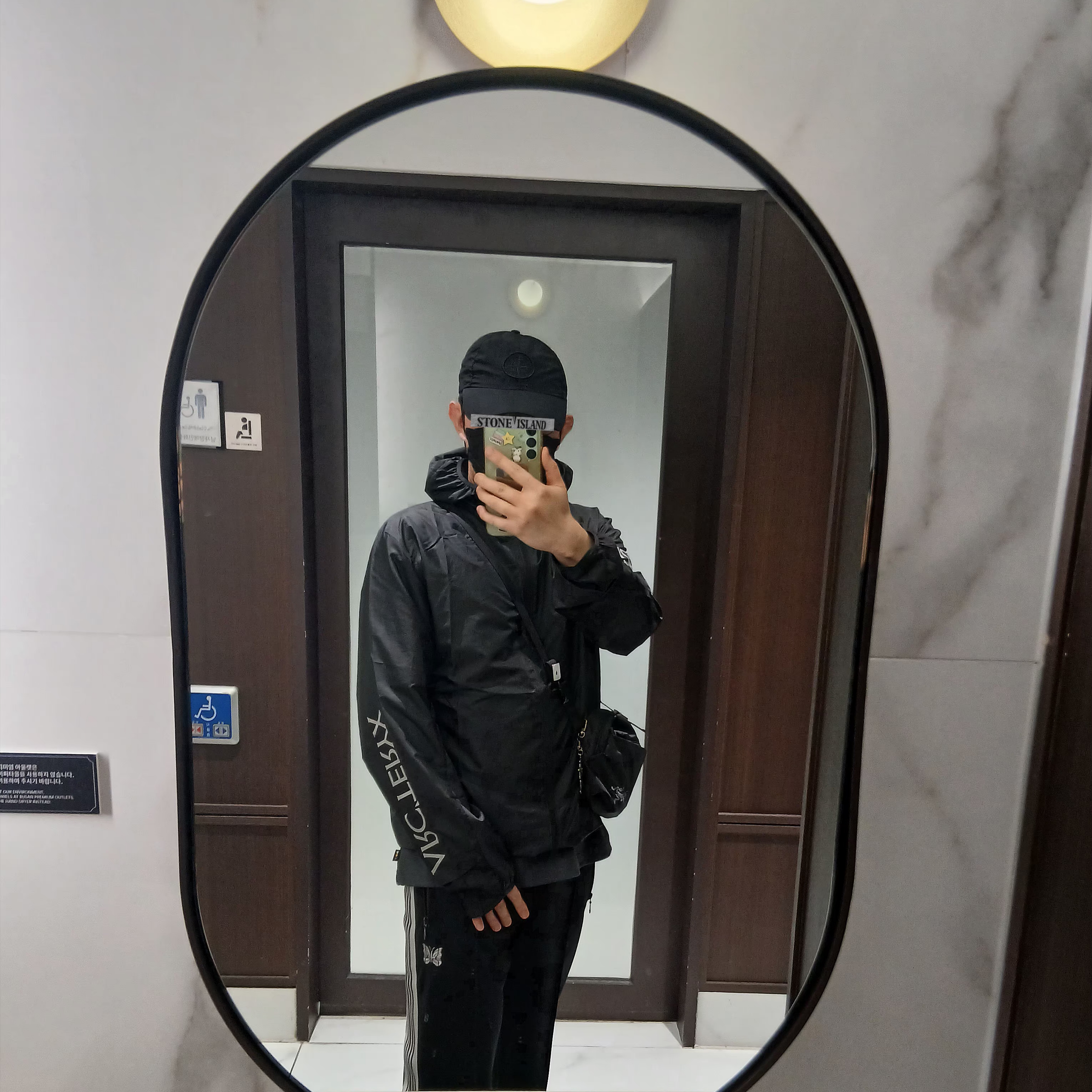 Stone Island 9100011 Nylon Metal in Econyl Baseball Cap with Drawcord Compass Embroidery Black, Arc'teryx Heliad 6 Crossbody Bag Black 착용 스타일 - 1