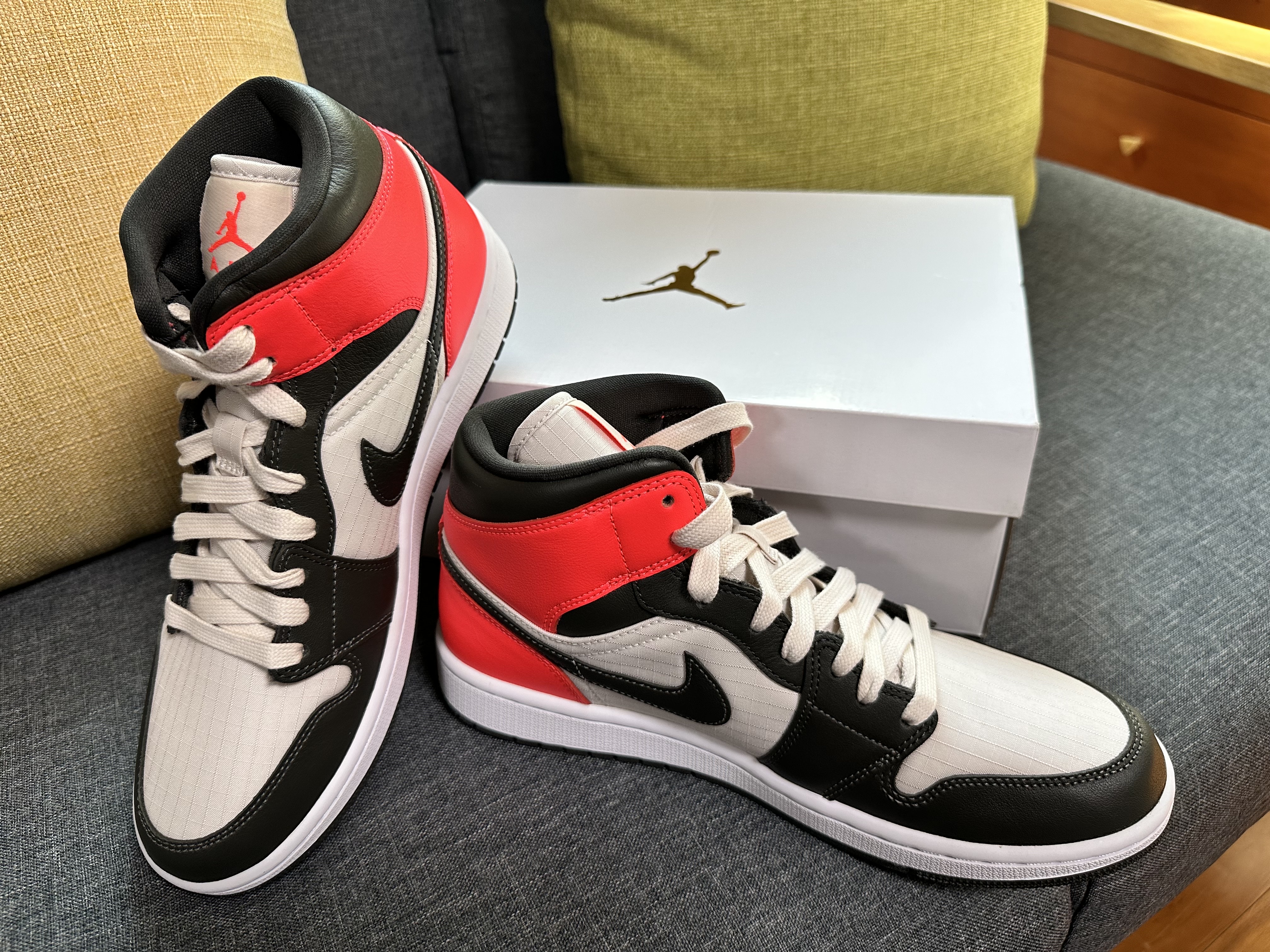 (W) Jordan 1 Mid SE Newsprint 착용 스타일
