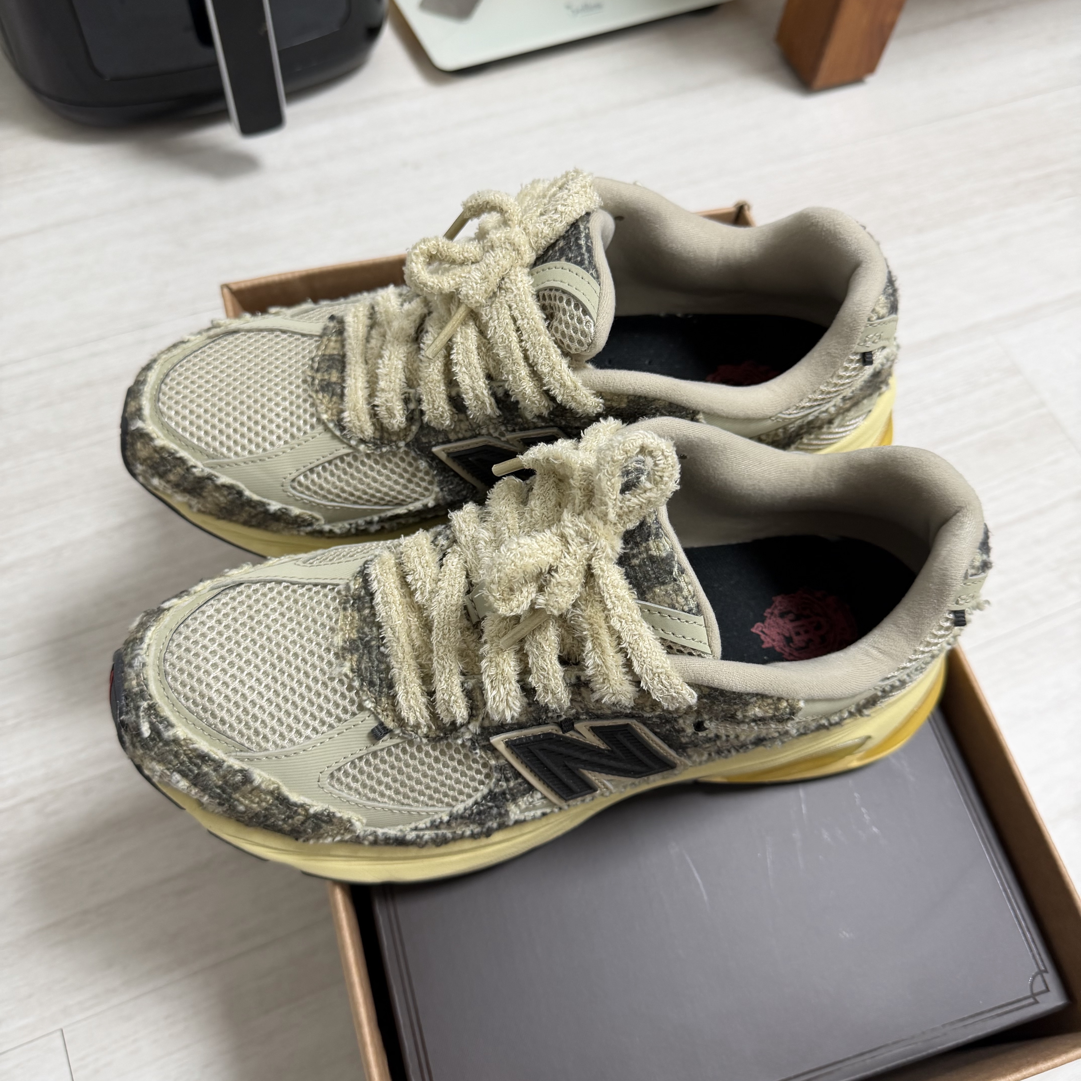 New Balance x Joe Freshgoods 2010 Abzorb Bag Lady Tan 착용 스타일