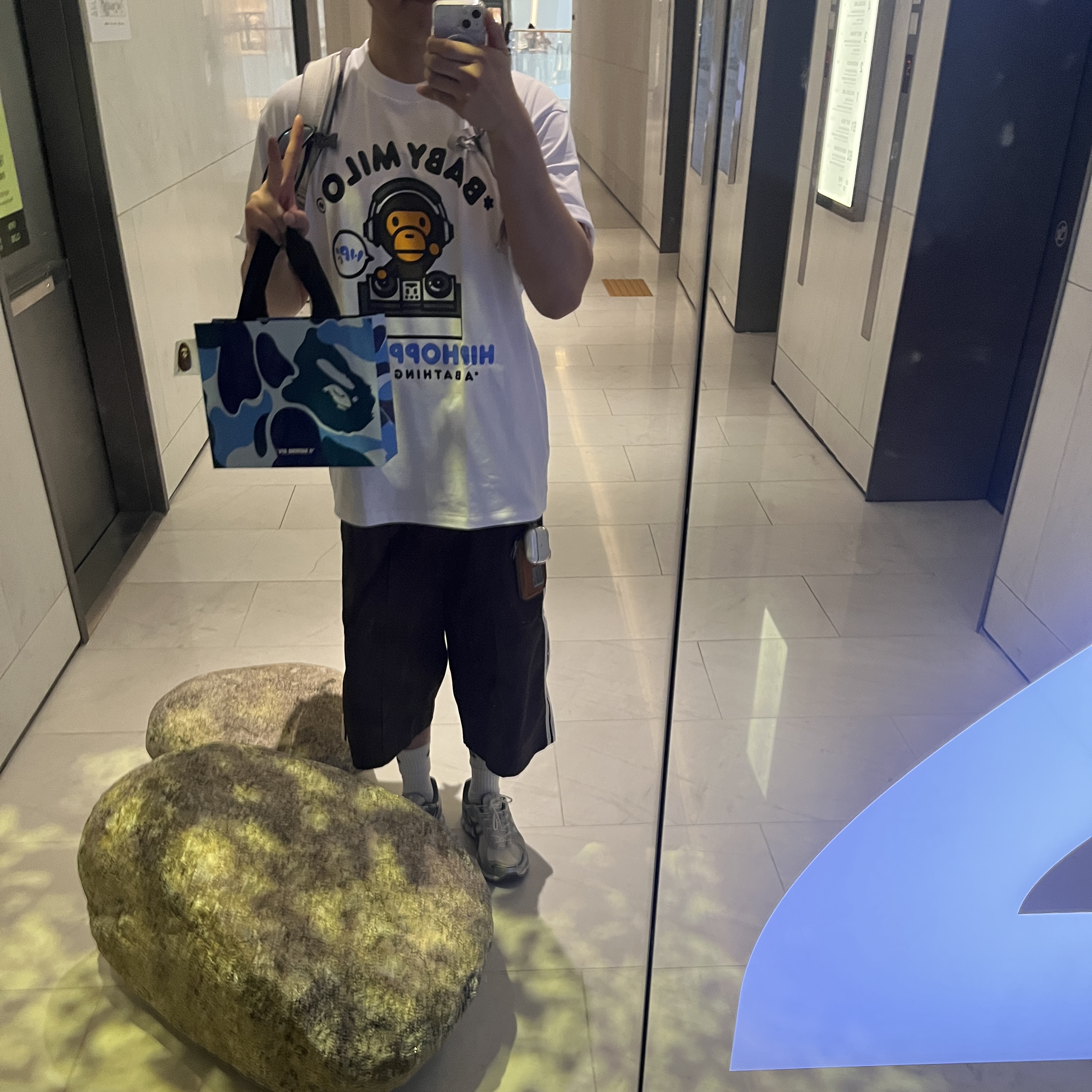 BAPE x HIPHOPPLAYA FESTIVAL Baby Milo T-Shirt White 착용 스타일 - 2
