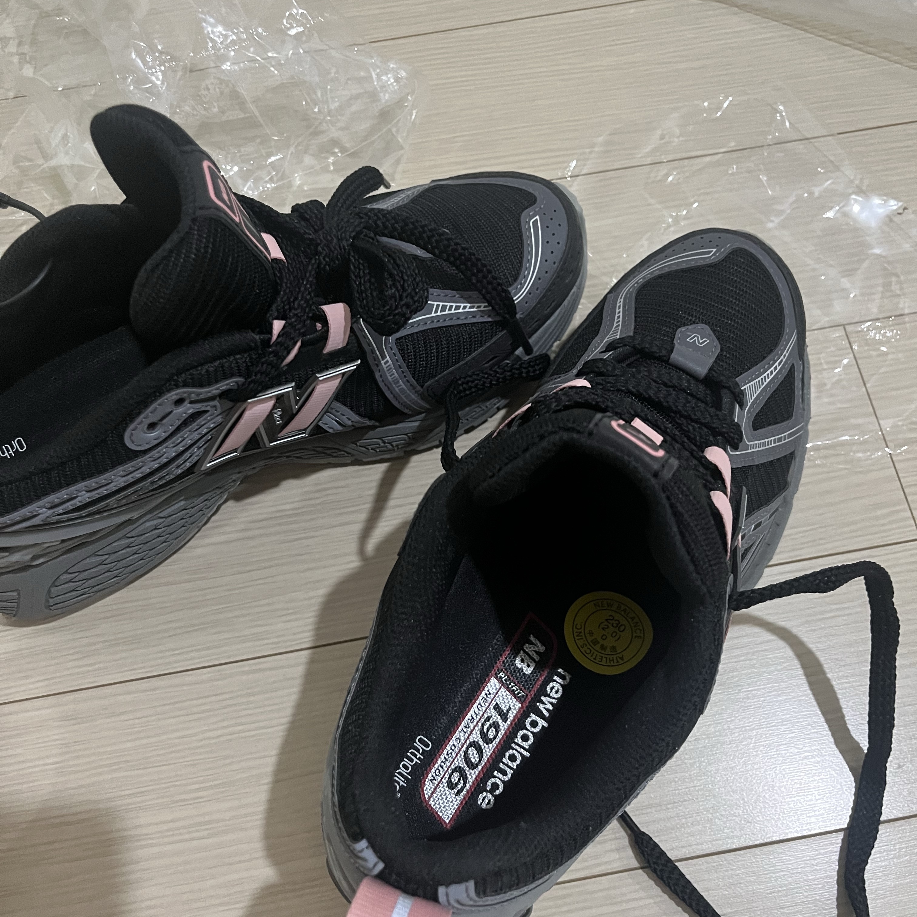 New Balance 1906R Black Pink Moon 착용 스타일 - 2