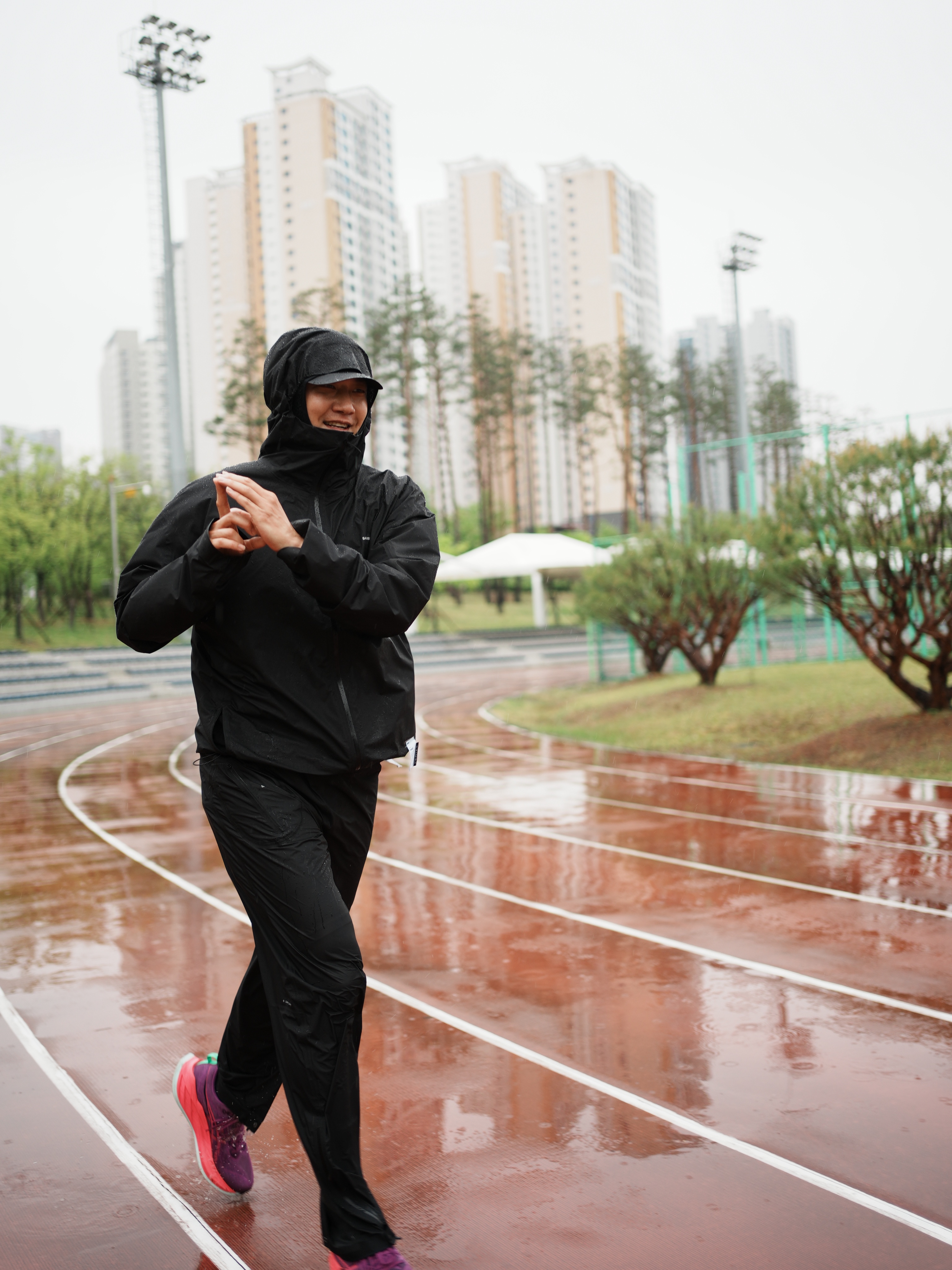 Satisfy Pertex 3L Fly Rain Jacket Black, Nike ACG Lava Loops Dri-Fit ADV Half Trail Running Tights Black Summit White - Asia 착용 스타일 - 5