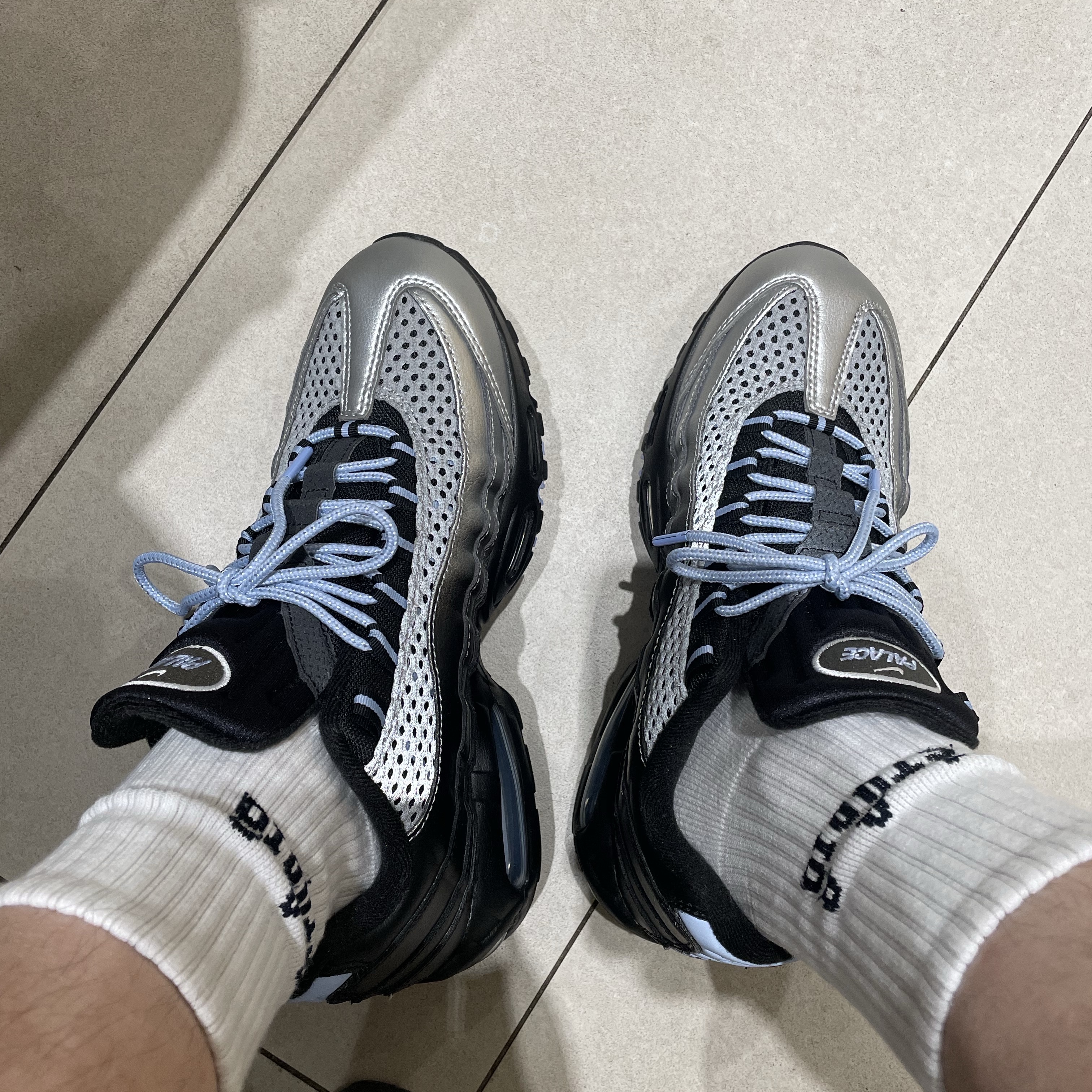 Nike x Palace Air Max 95 Metallic Silver Aluminum, Palace x Nike Tri Swoosh T-Shirt Charcoal - 25FW 착용 스타일 - 2