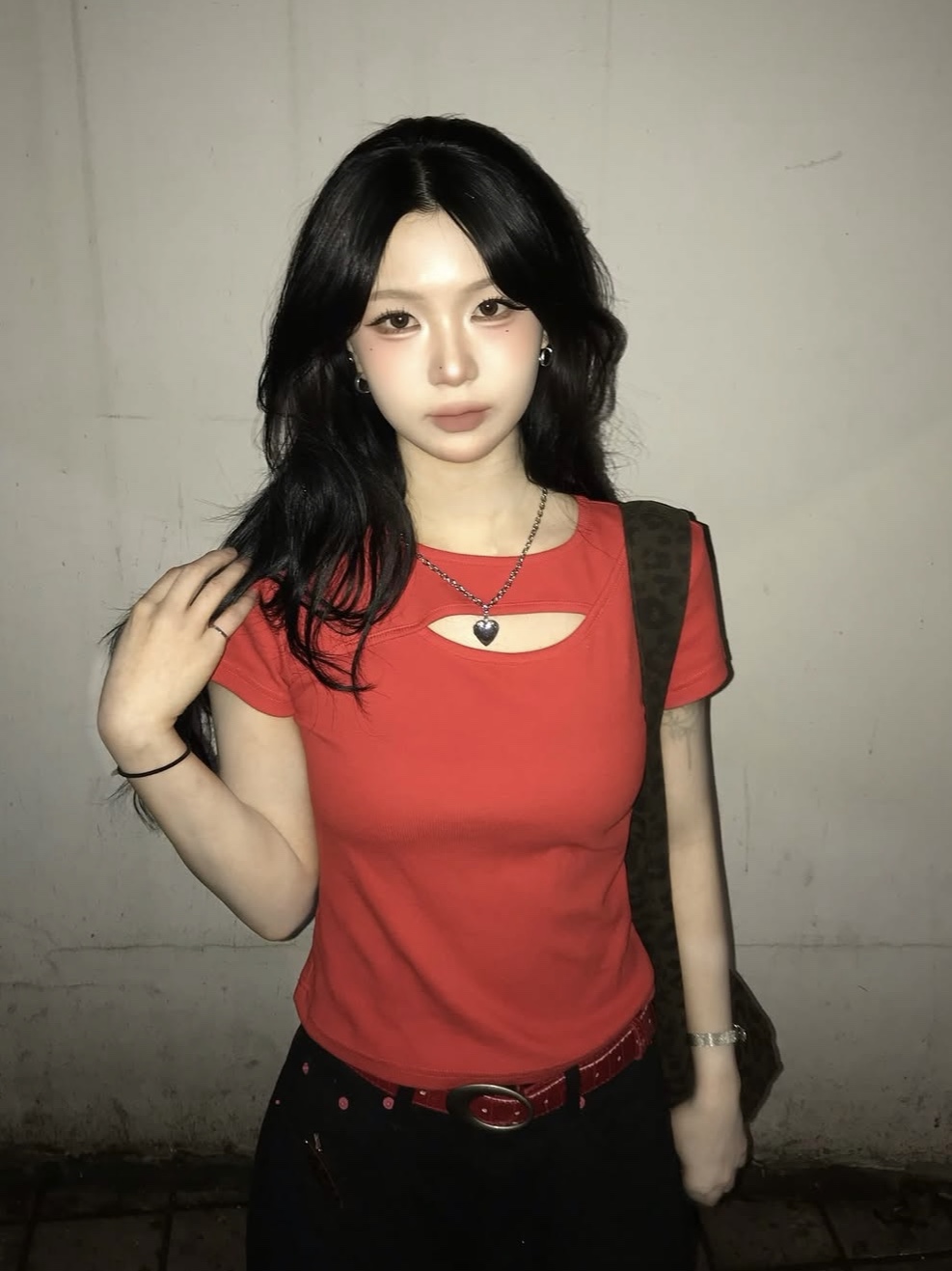 PHOS333 W Slim Fit Slit T-Shirt Red 착용 스타일 - 1