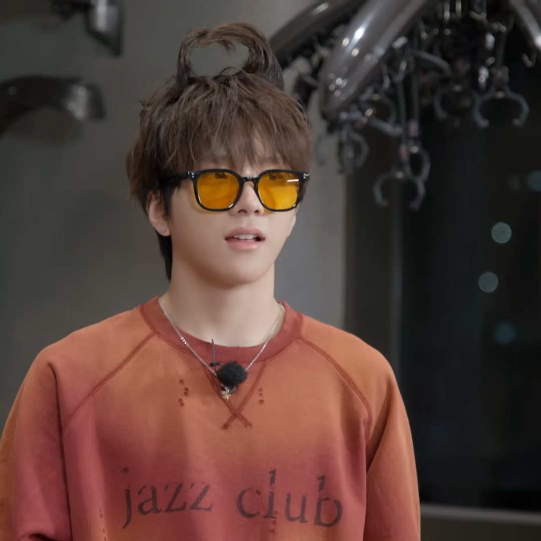 Undermycar Timeworn Jazz Club Vtg Crewneck Red 착용 스타일 - 3