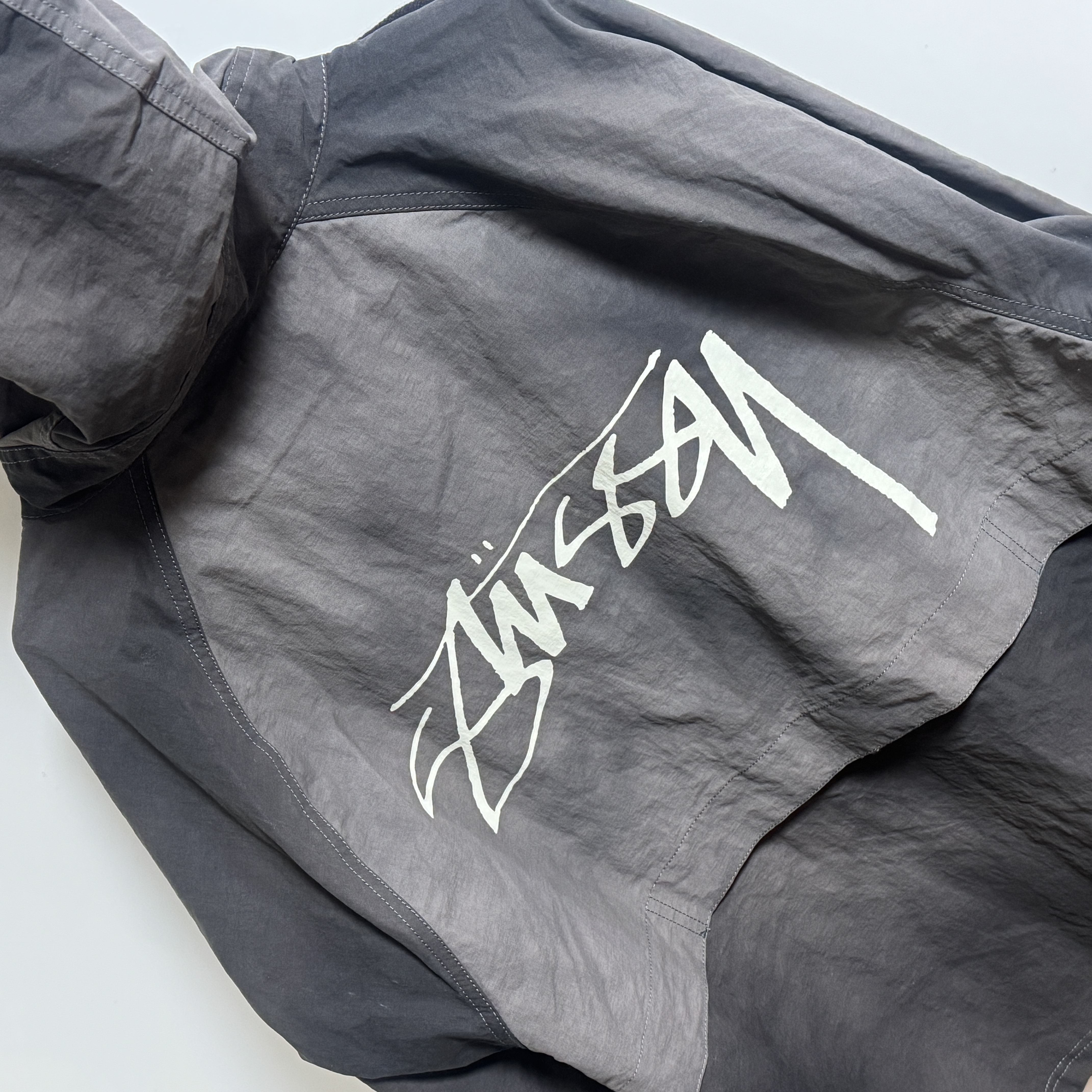 Stussy Wave Dye Beach Shell Jacket Black 착용 스타일 - 2