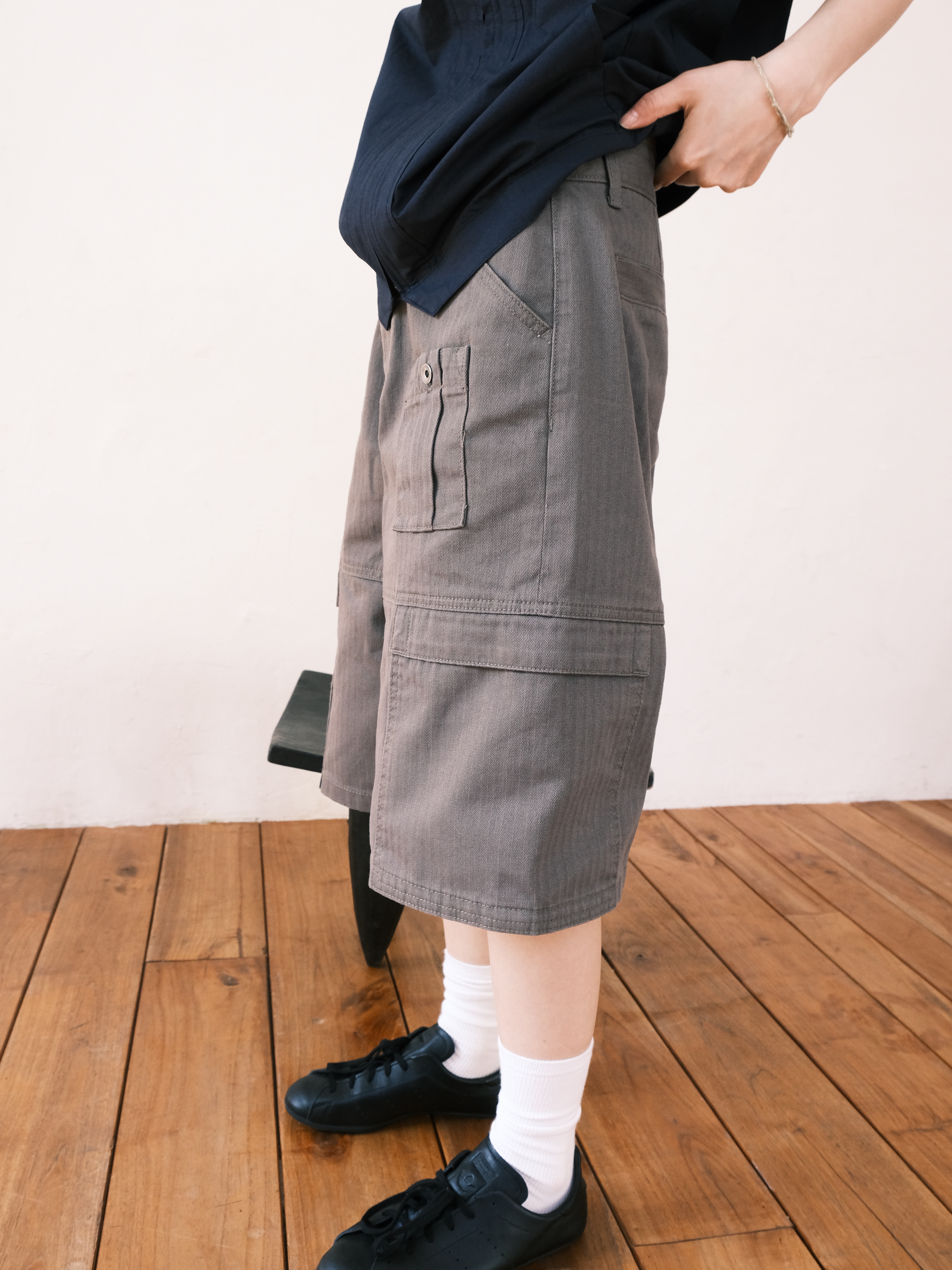 CHOWOO Paneled Cargo Pockets Herringbone Twill Shorts Washed Khaki, CHOWOO Field Panel Paper Half Shacket Navy 착용 스타일 - 2