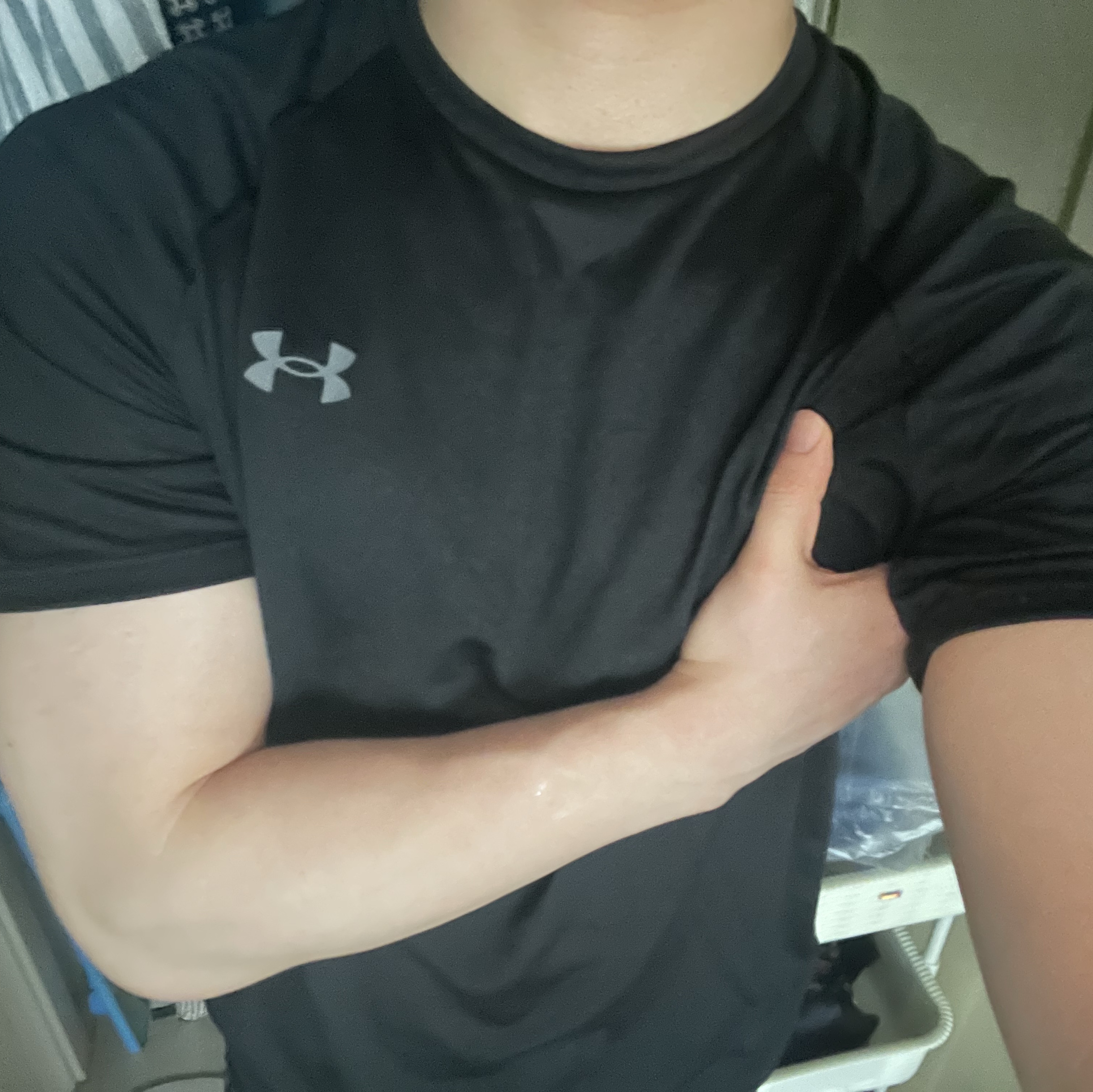 Under Armour Tech 2.0 Short Sleeve Black Graphite 착용 스타일