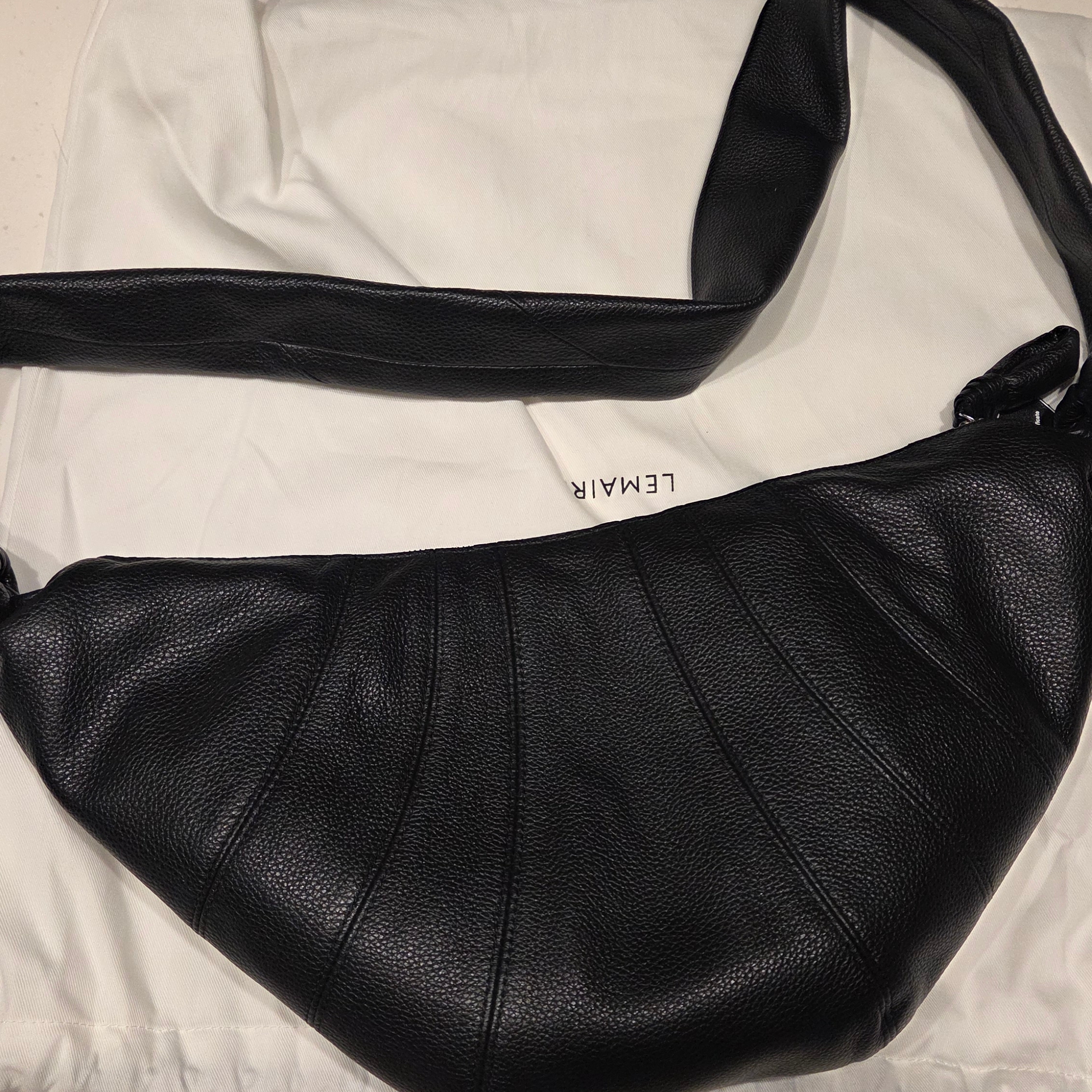 Lemaire Medium Croissant Bag Soft Grained Leather BLACK 착용 스타일