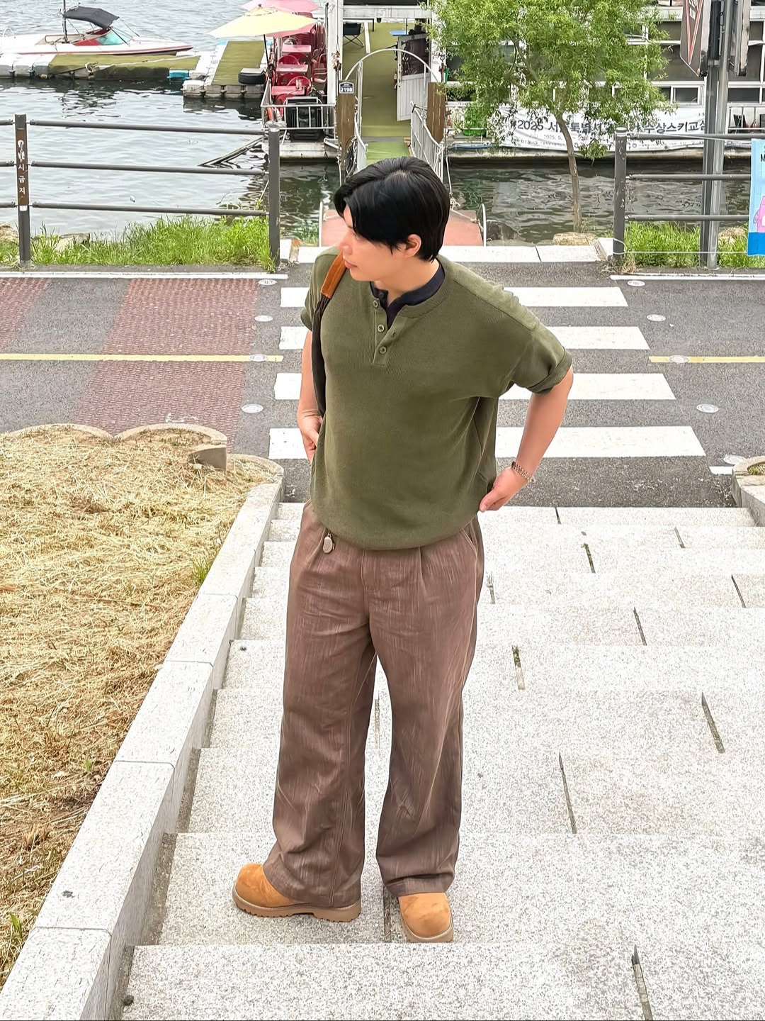 Knitted Coolever Henley Neck Half Sleeve Knit OLIVE 착용 스타일 - 1