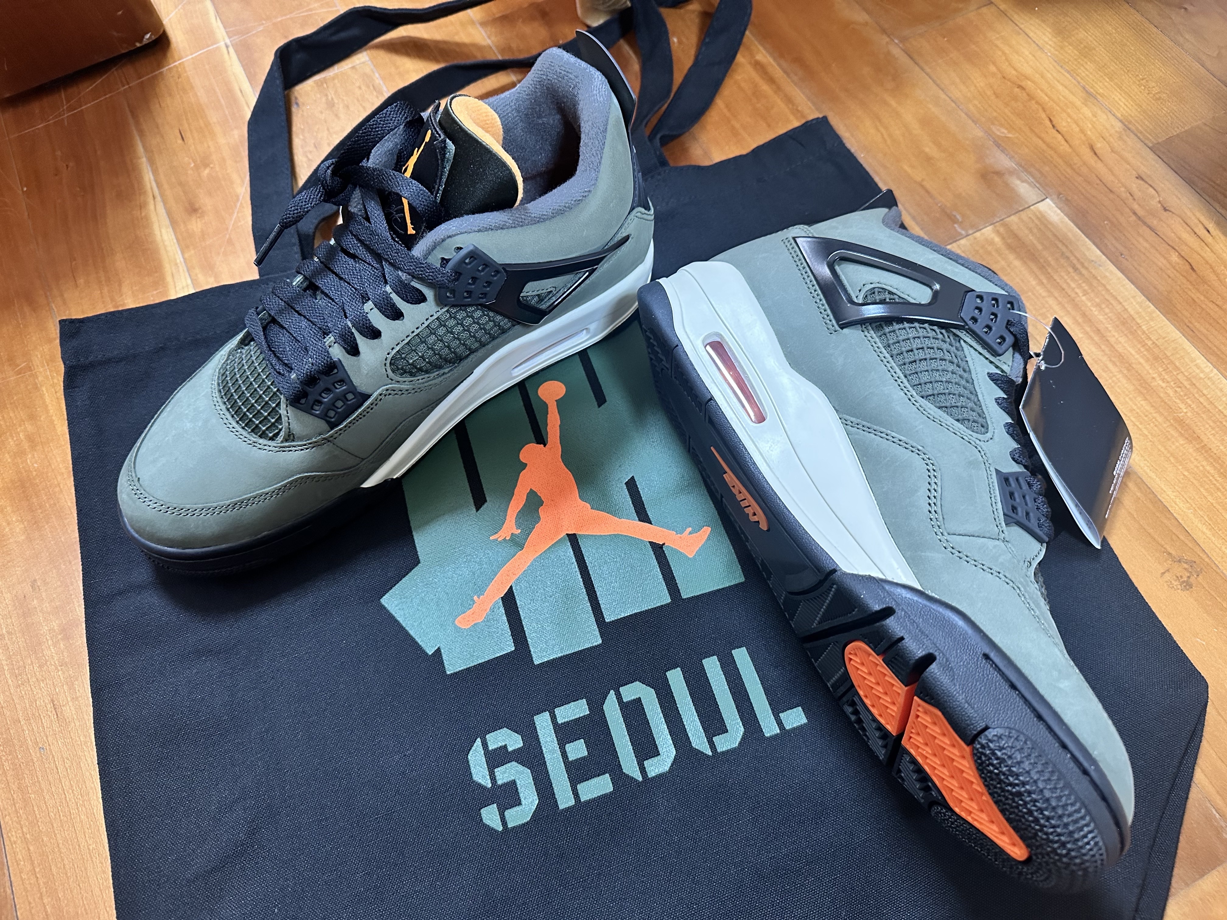 Jordan 4 x Undefeated Retro OG SP Deep Green and Clementine 착용 스타일