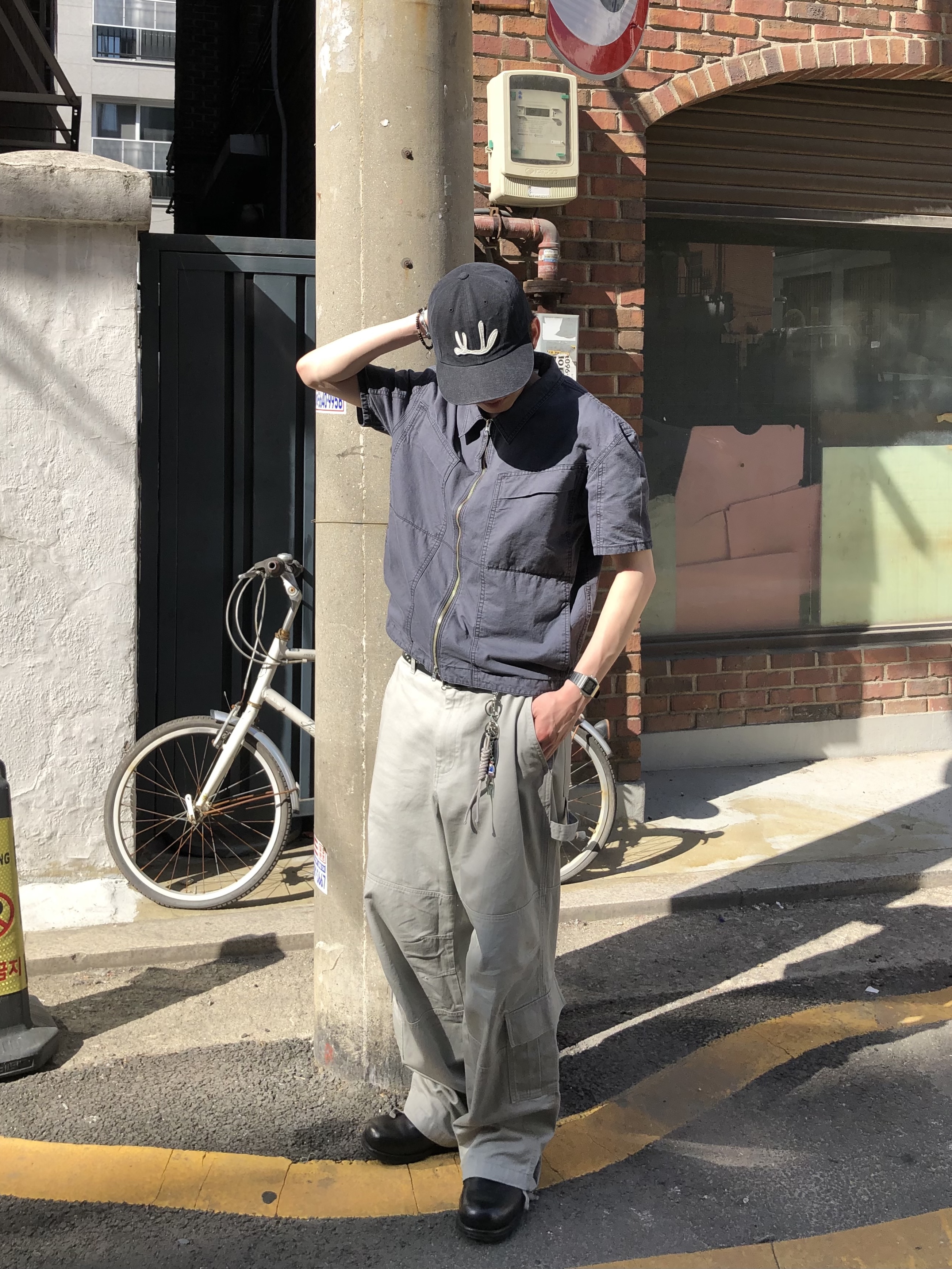 CHOWOO Vintage Washed Flap Pockets Work Shacket  Washed Charcoal, CHOWOO Vintage Washed Downfall Cap Washed Black 착용 스타일 - 2
