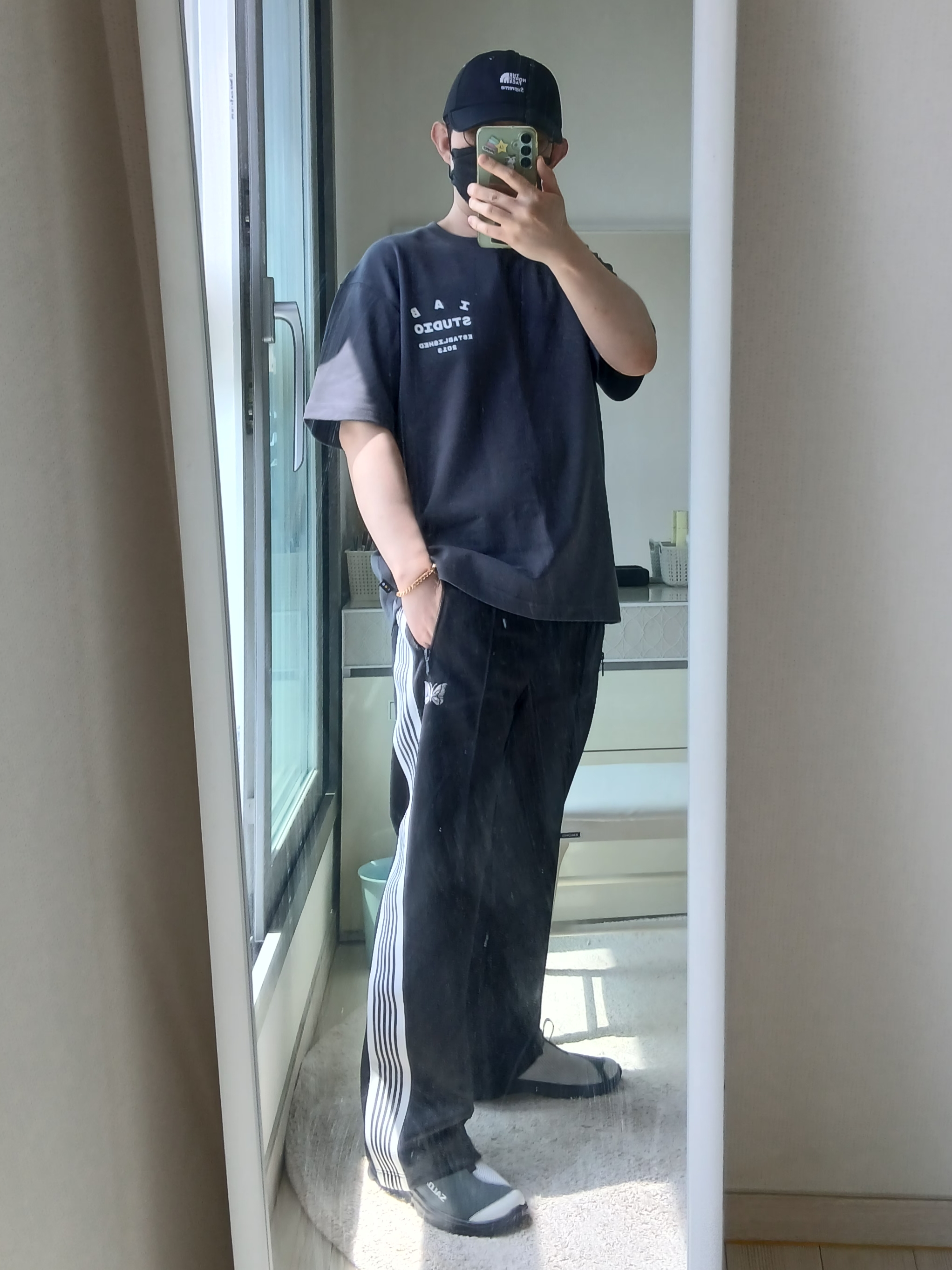 Supreme x The North Face Split 6-Panel Black - 24SS, Needles Track Pant Poly Smooth Charcoal 착용 스타일 - 10