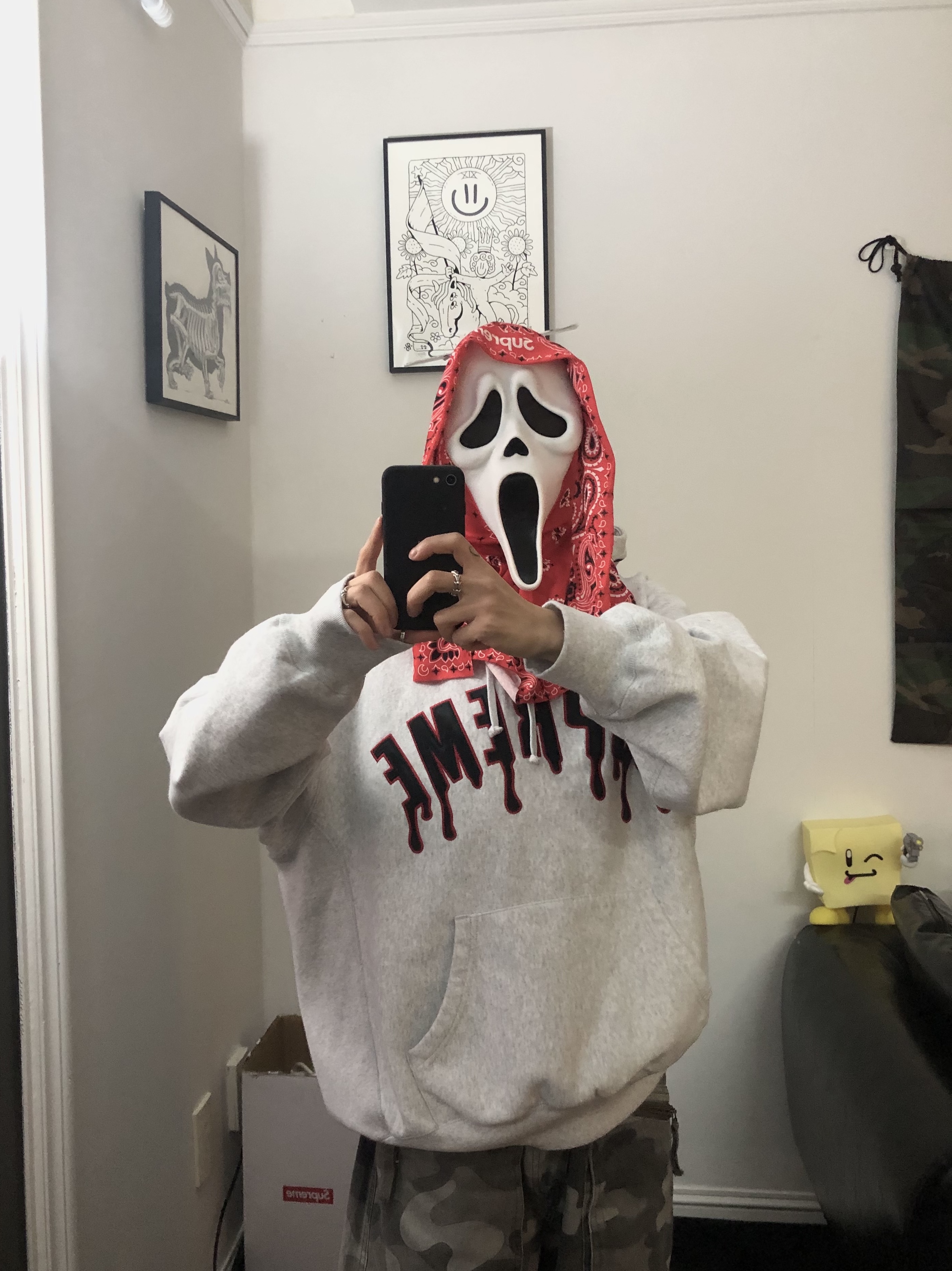 Supreme Ghostface Arc Hooded Sweatshirt Ash Grey - 26SS, Supreme Ghostface Mask Red - 26SS 착용 스타일 - 2