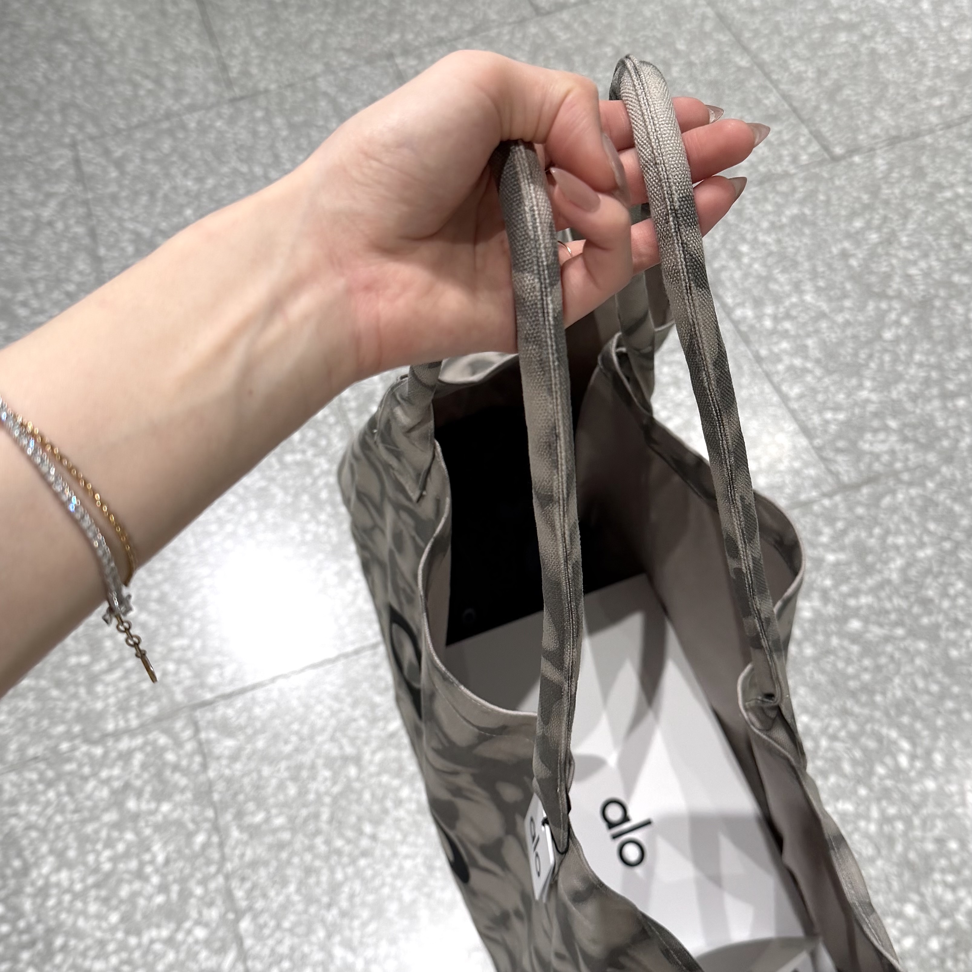 Alo Yoga Iconic Shopper Tote Bag Grey Tiedye, (W) Alo Yoga Sunset Sneaker Black 착용 스타일 - 2