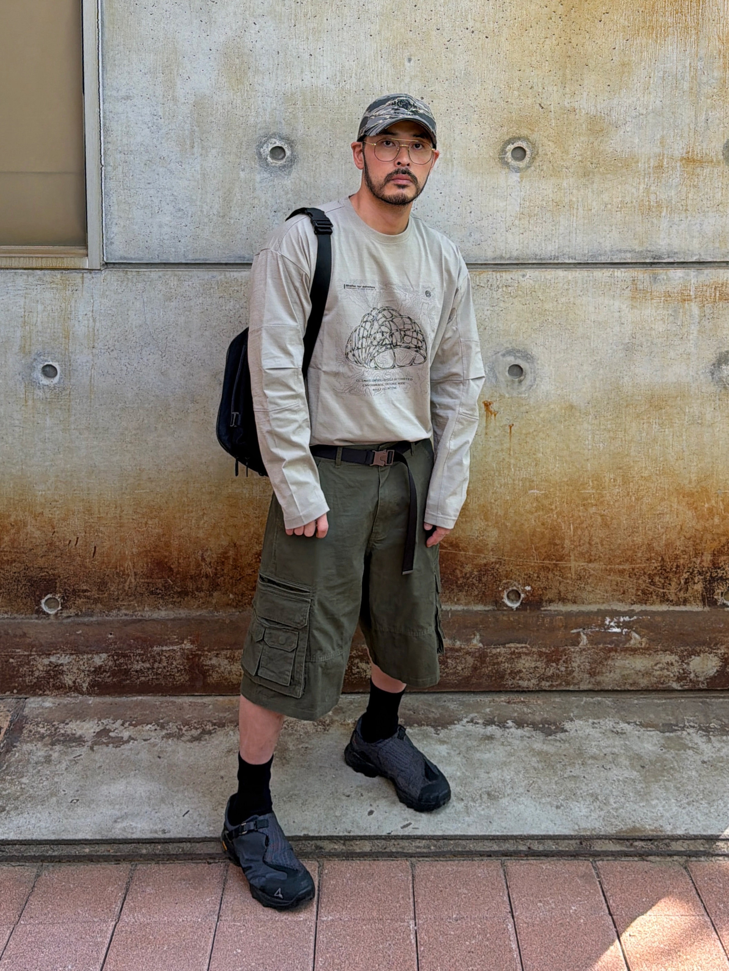 NOMANUAL Washed Cargo Shorts Olive, OFFGRID Shield Graphic Sorona Panel Long T-Shirt Beige 착용 스타일 - 1