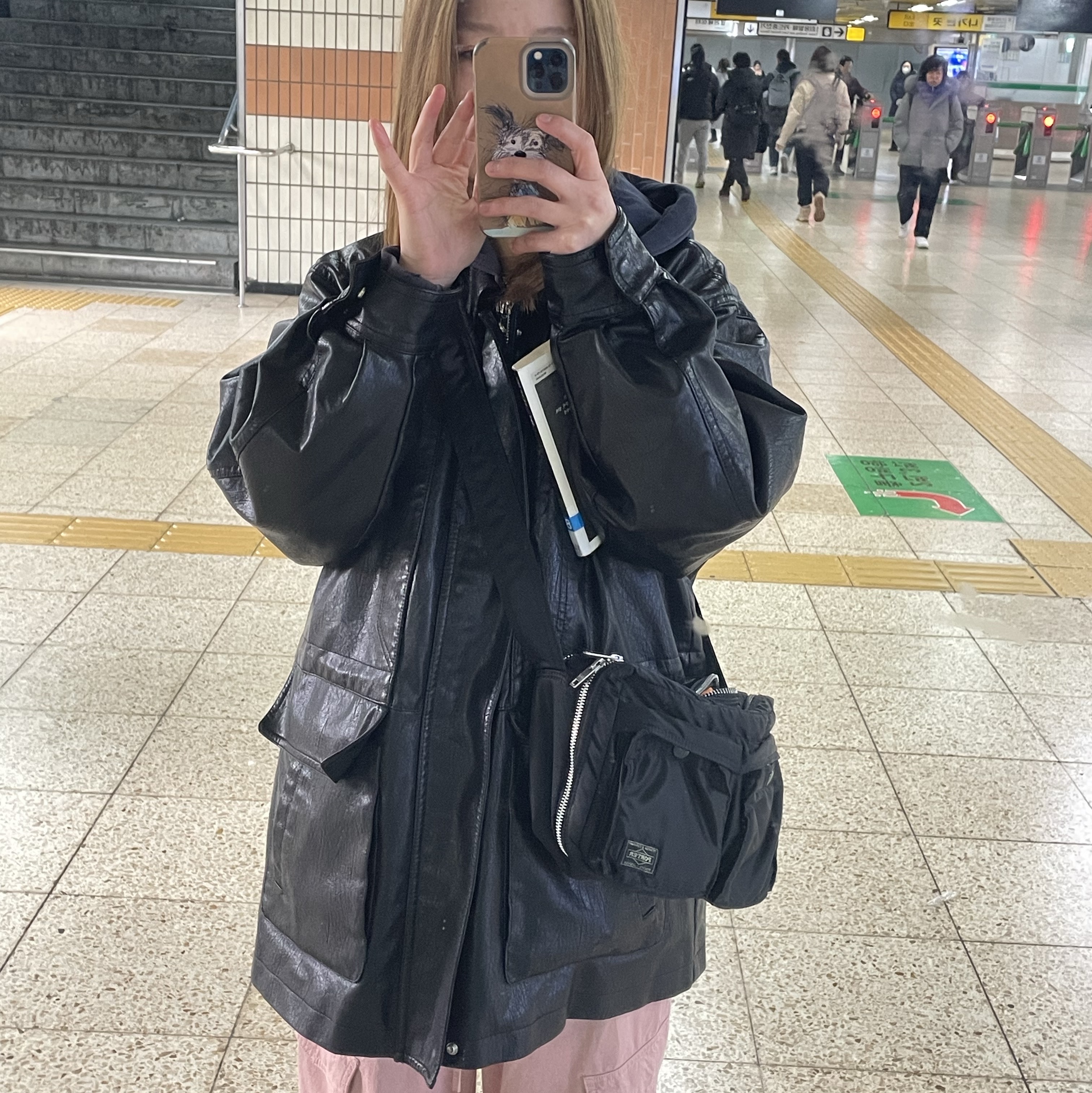 Porter Tanker Shoulder Bag S Black 착용 스타일