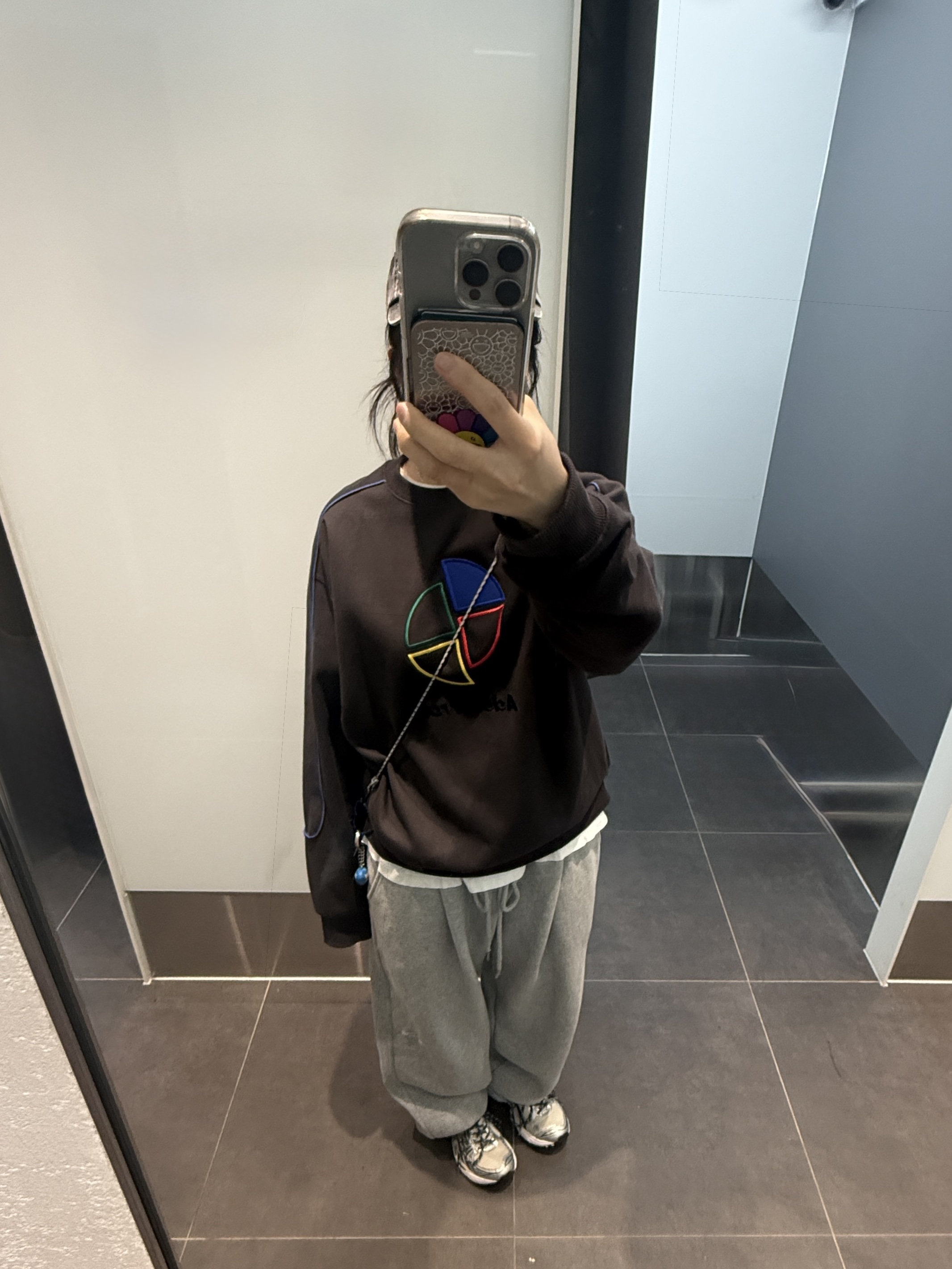 Undermycar Mu.03 Anti Fxxking Logo Play Oversized Sweat Jogger Melange Gray, Casetify x Murakami Takashi Smile Rainbow Snappy Magsafe Mirror Cardholder Stand Silver 착용 스타일 - 1