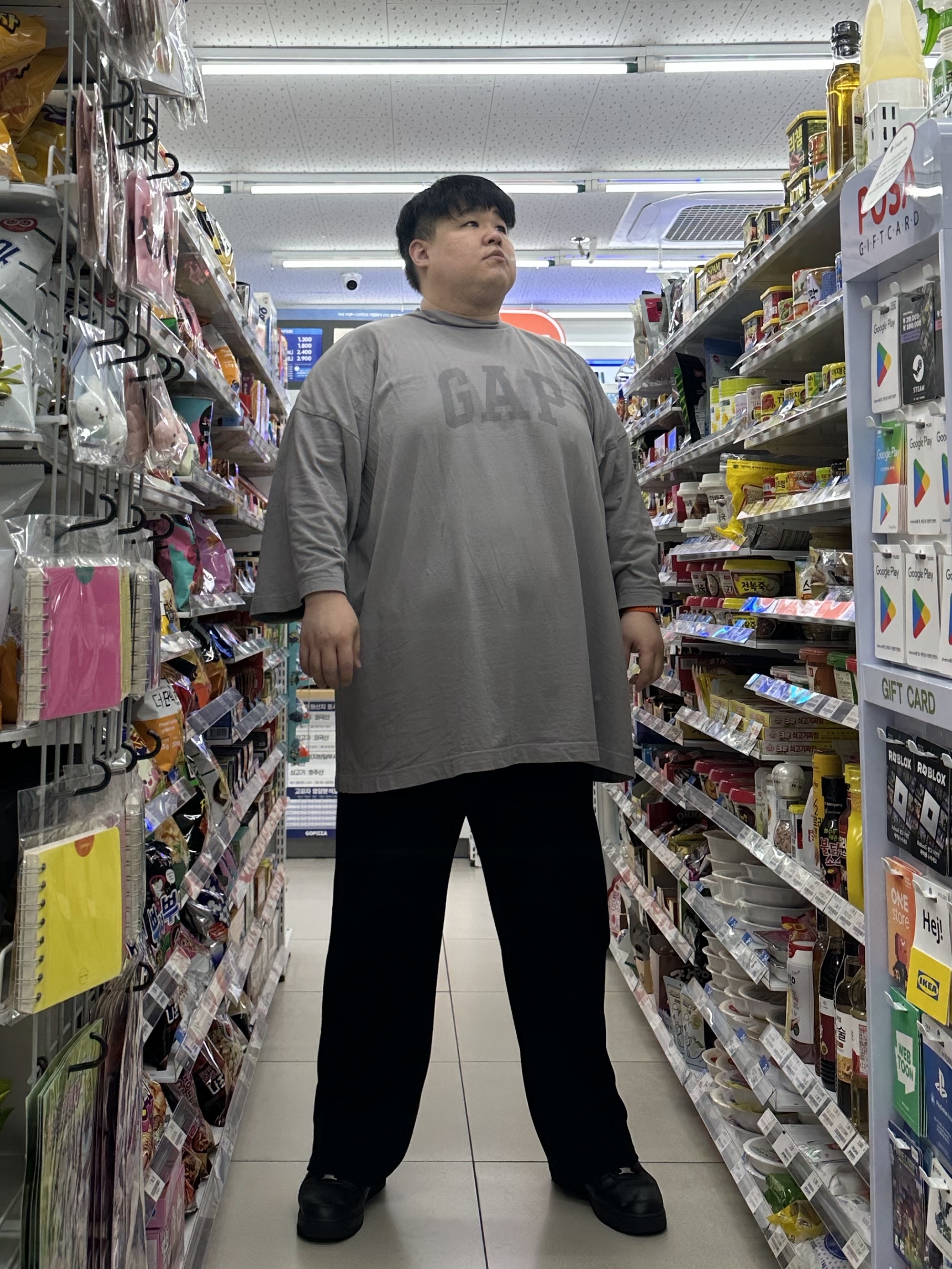 Yeezy Gap Engineered By Balenciaga Dove 3/4 Sleeve T-Shirt Grey, Nike Air Force 1 '07 Low Triple Black 착용 스타일