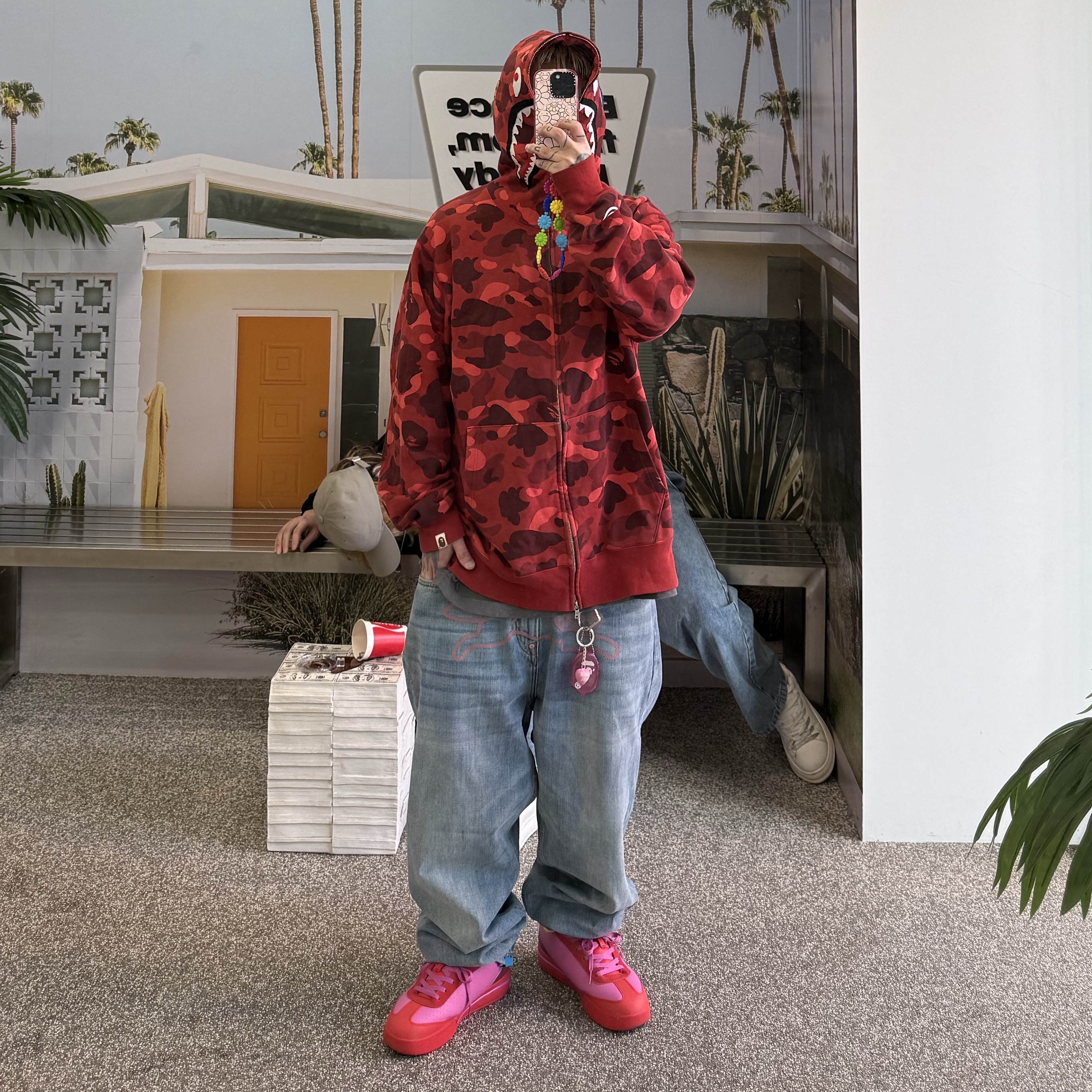 BAPE Color Camo Shark Full Zip Hoodie Red, BAPE x Saint Mxxxxxx Guns T-Shirt Charcoal 착용 스타일 - 1