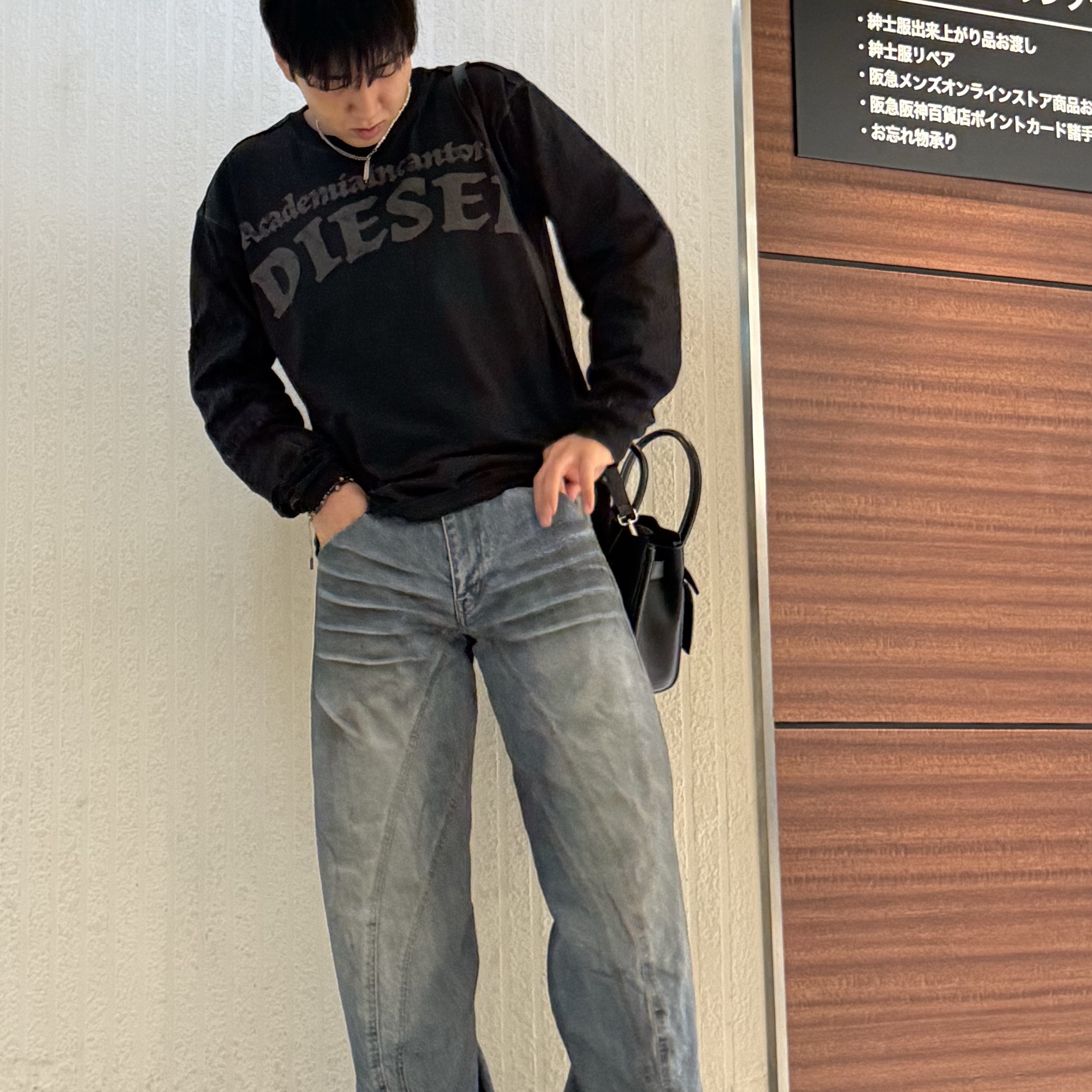 Diesel Long-Sleeve T-Shirt with Prints and Patches Black 착용 스타일 - 3