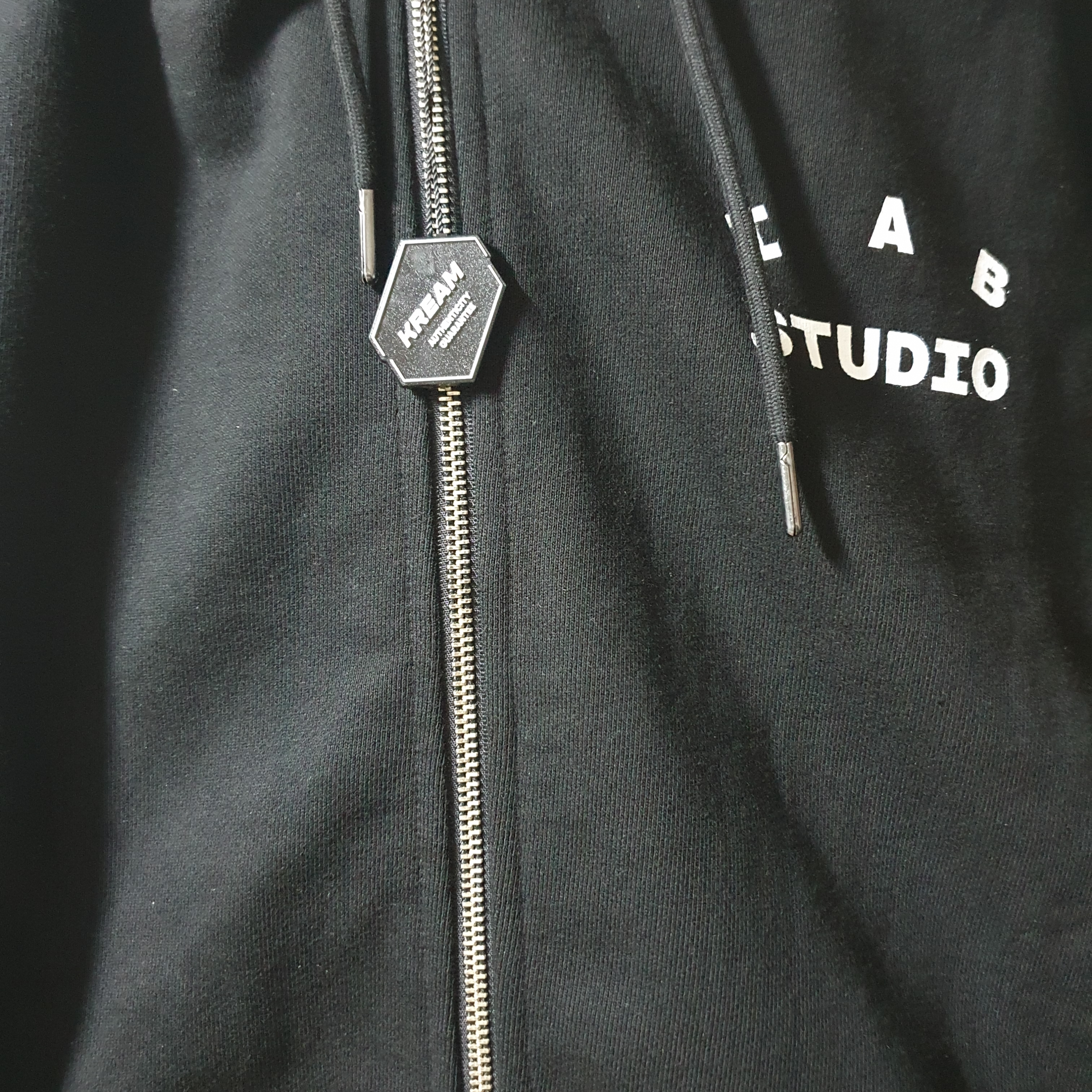 IAB Studio Zip-Up Hoodie Black - 26SS 착용 스타일