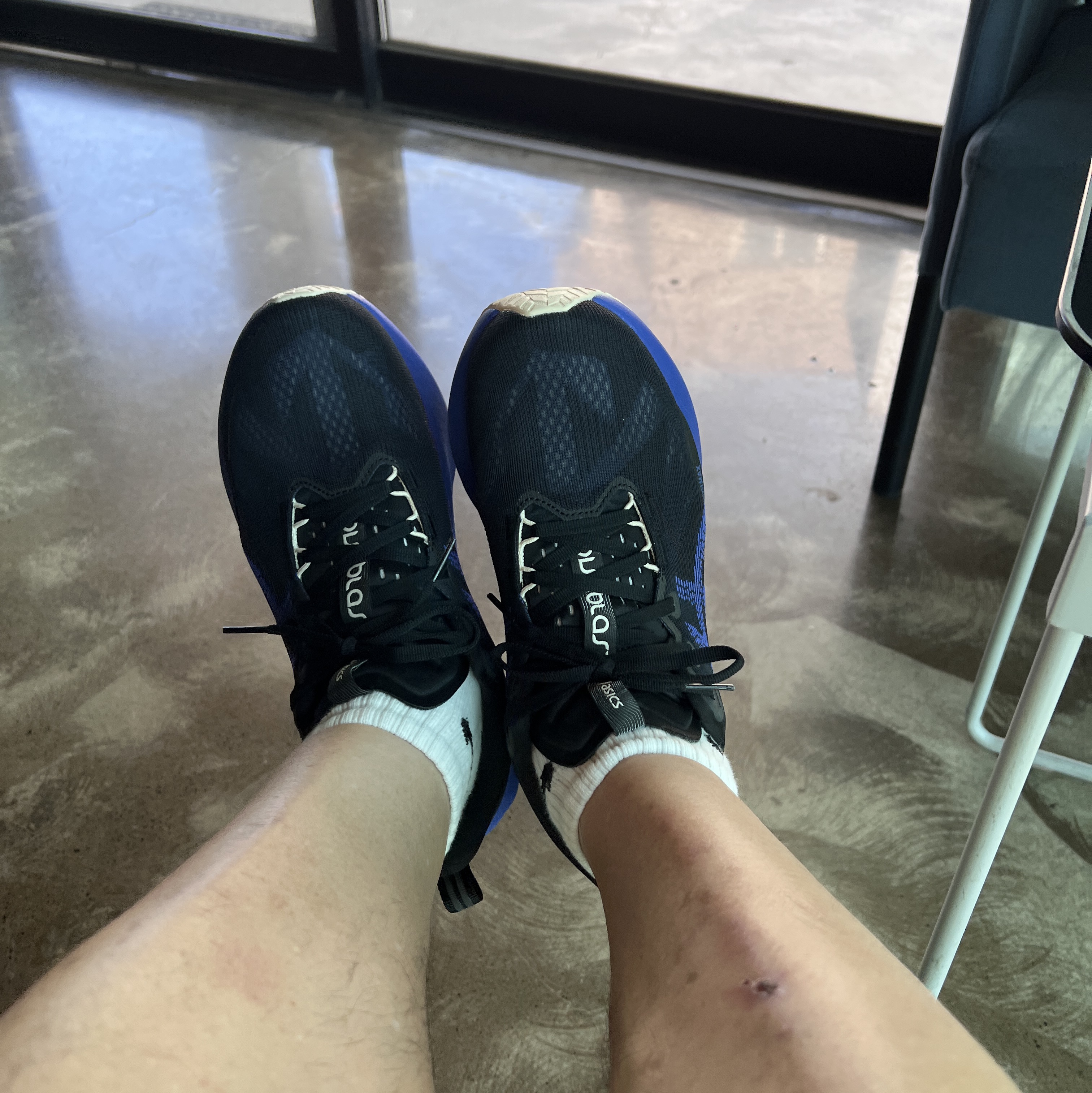 Asics Novablast 5 Black Cobalt Burst 착용 스타일
