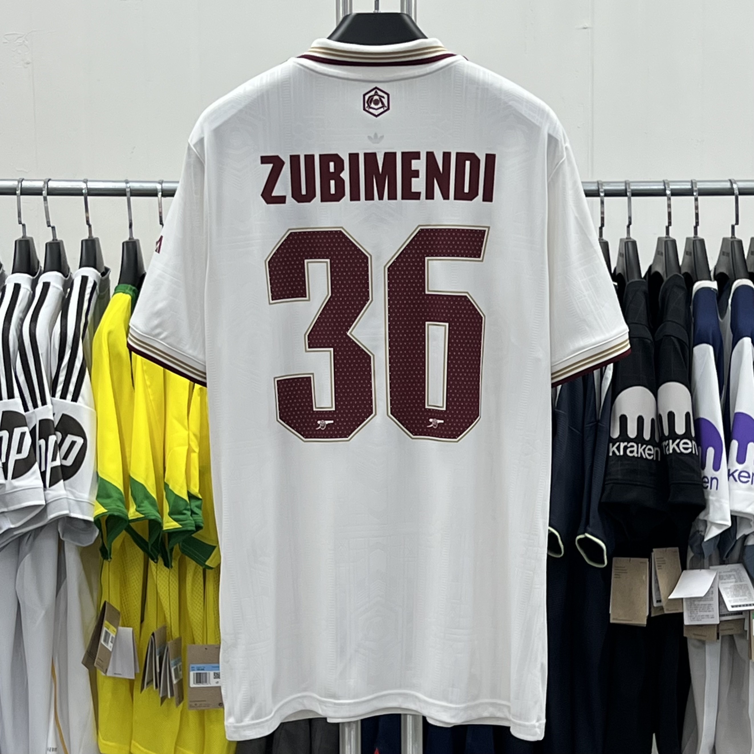 Adidas Arsenal 2025/26 3rd Jersey Cloud White Team Coll Burgundy 2 - KR Sizing (Non Marking Ver.), Adidas Arsenal 2025/26 3rd Long Sleeve Jersey Cloud White Team Coll Burgundy 2 - KR Sizing (Non Marking Ver.) 착용 스타일 - 1