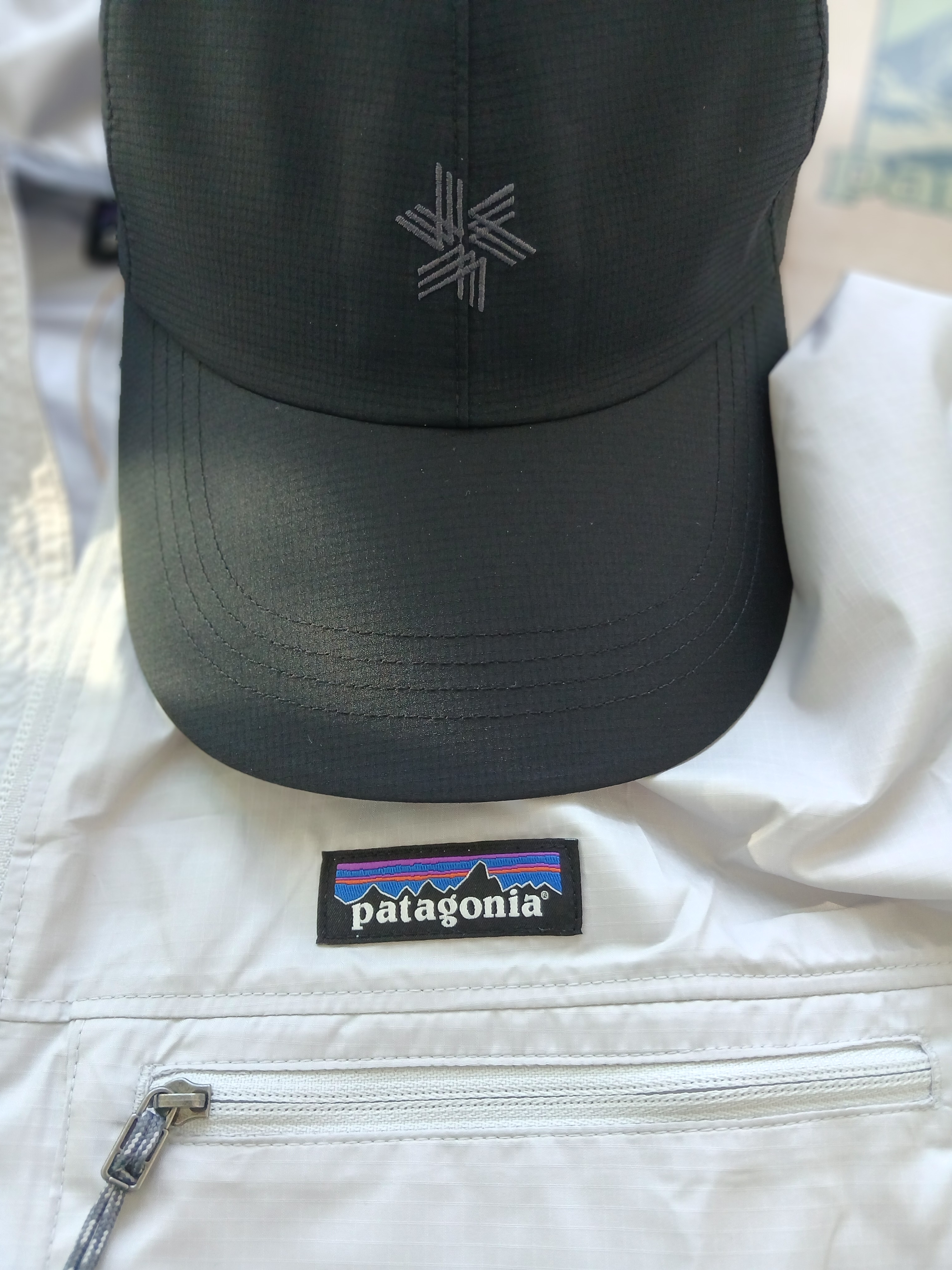 Goldwin Gore-Tex 3L Cap Black, Patagonia Light Variable Jacket Crisp Grey 착용 스타일 - 2