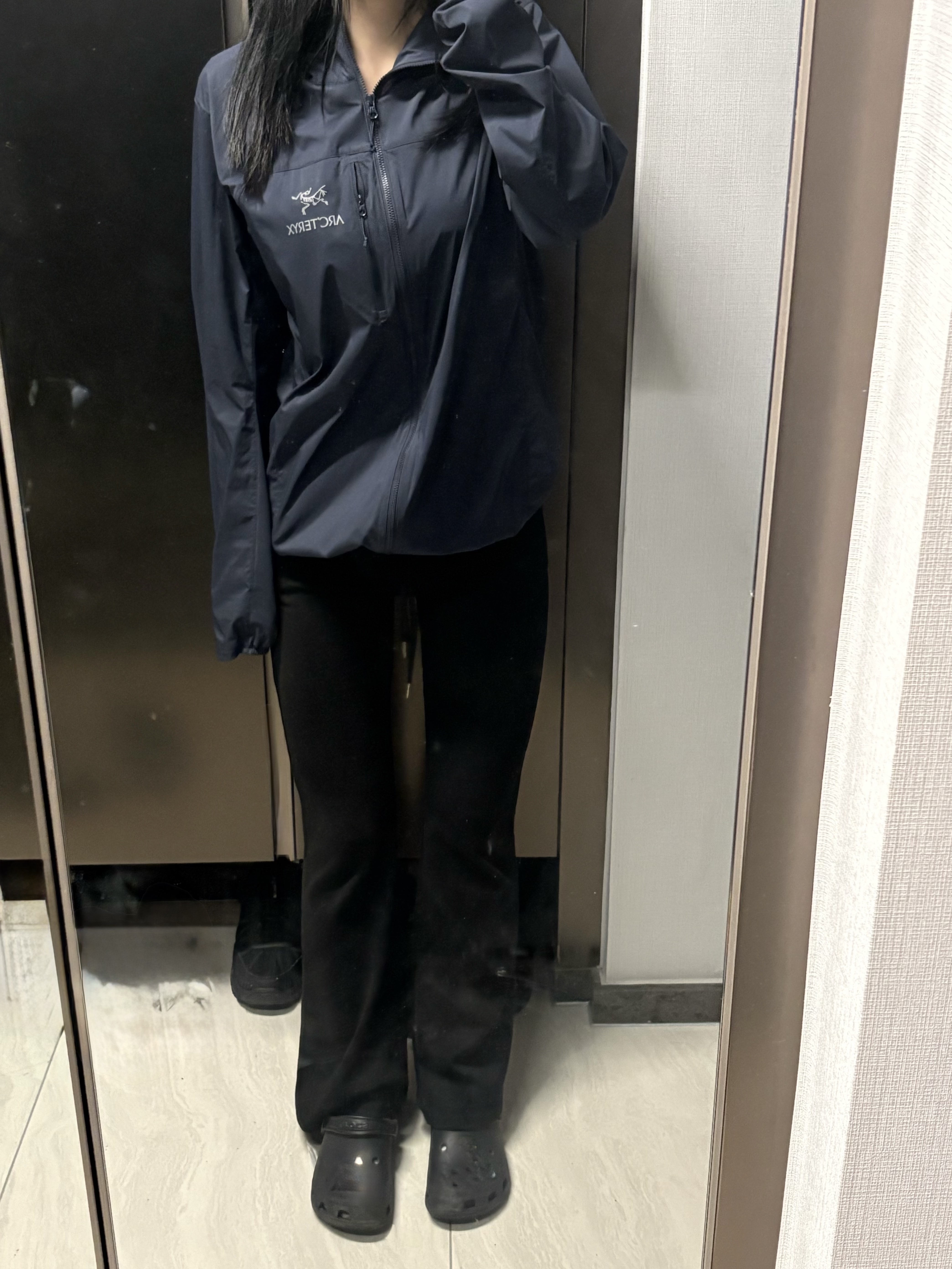 Arc'teryx Squamish Hoody Black Sapphire 착용 스타일