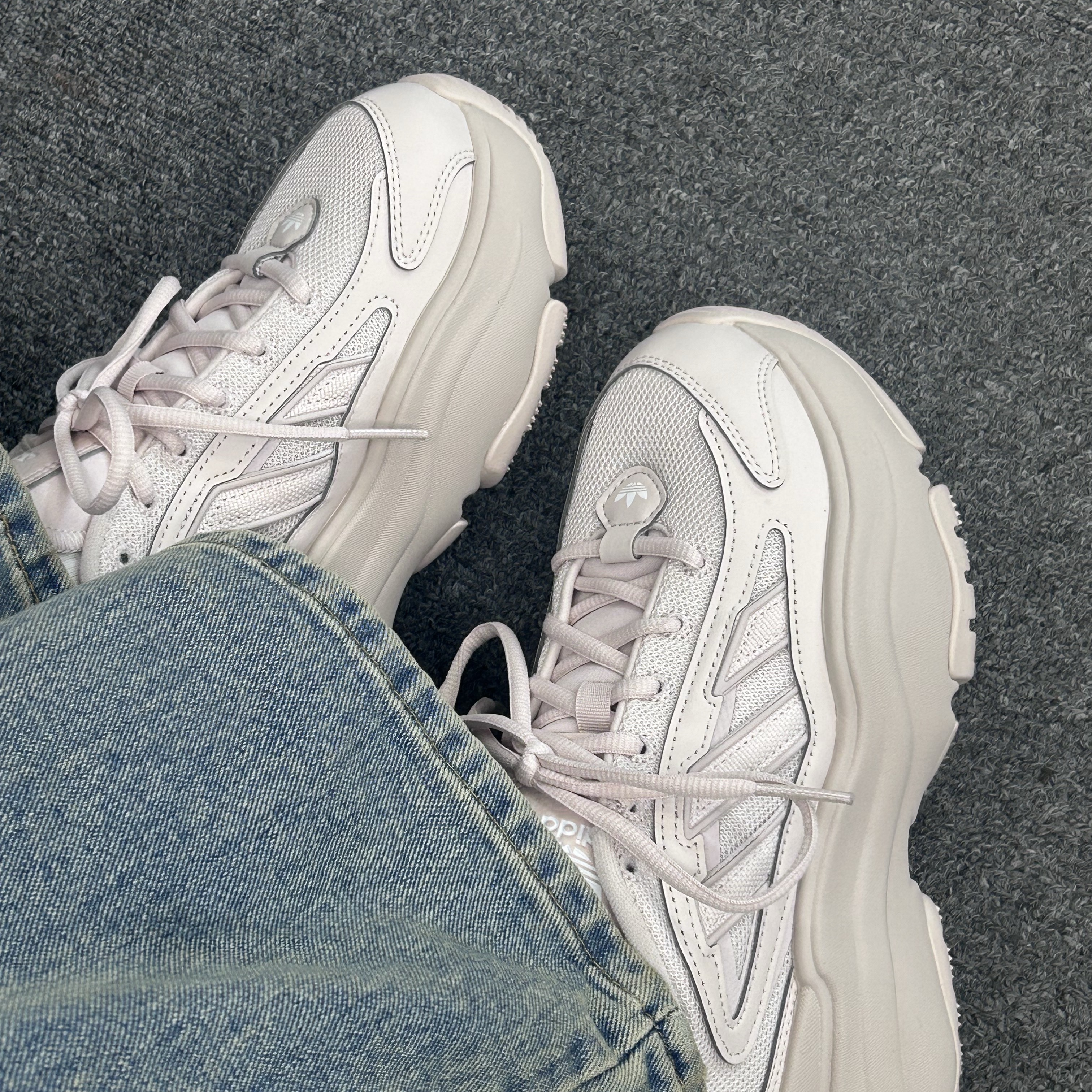 (W) Adidas Ozgaia Putty Mauve 착용 스타일 - 2