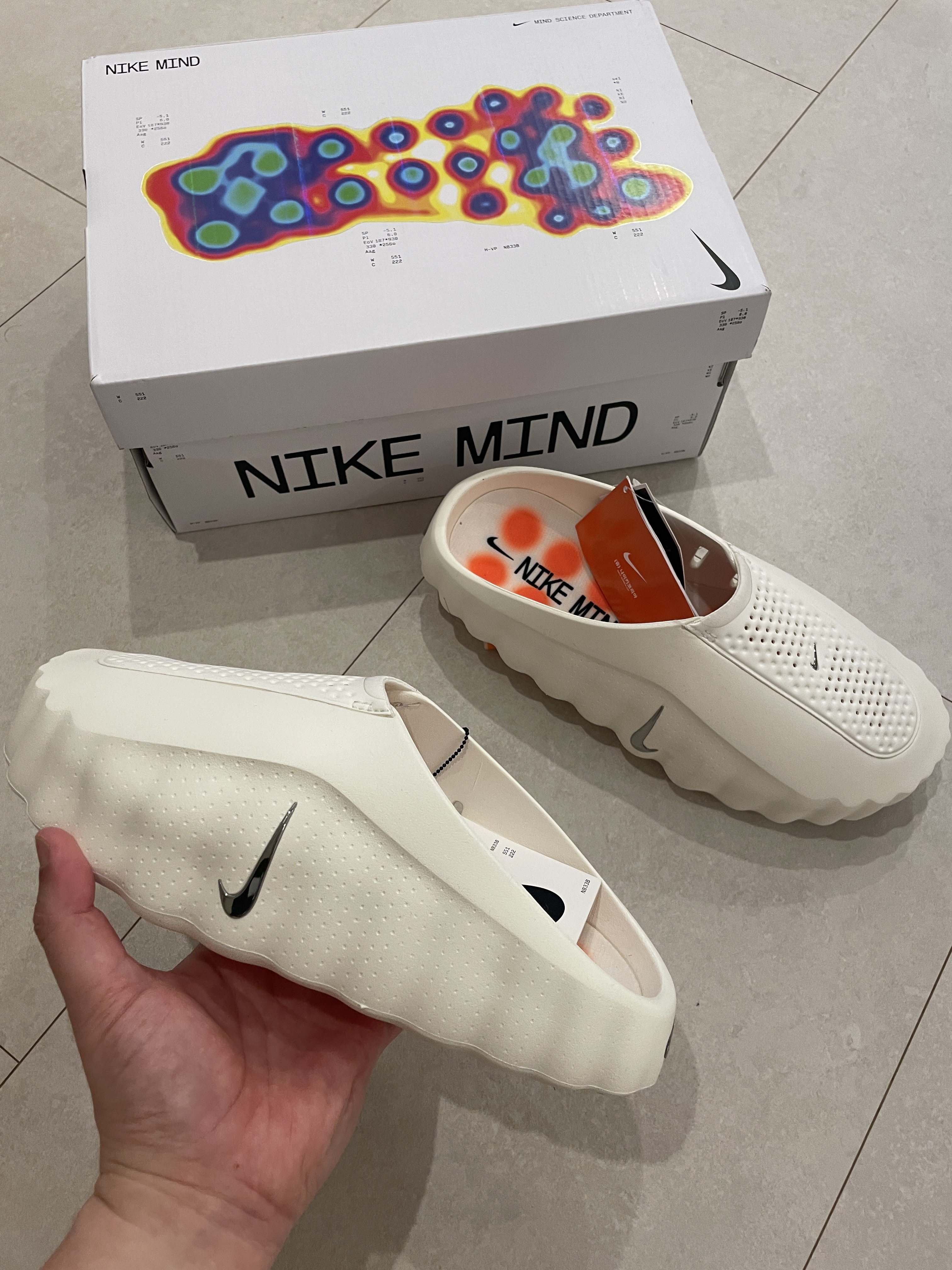 (W) Nike Mind 001 Sail Hyper Crimson 착용 스타일 - 2