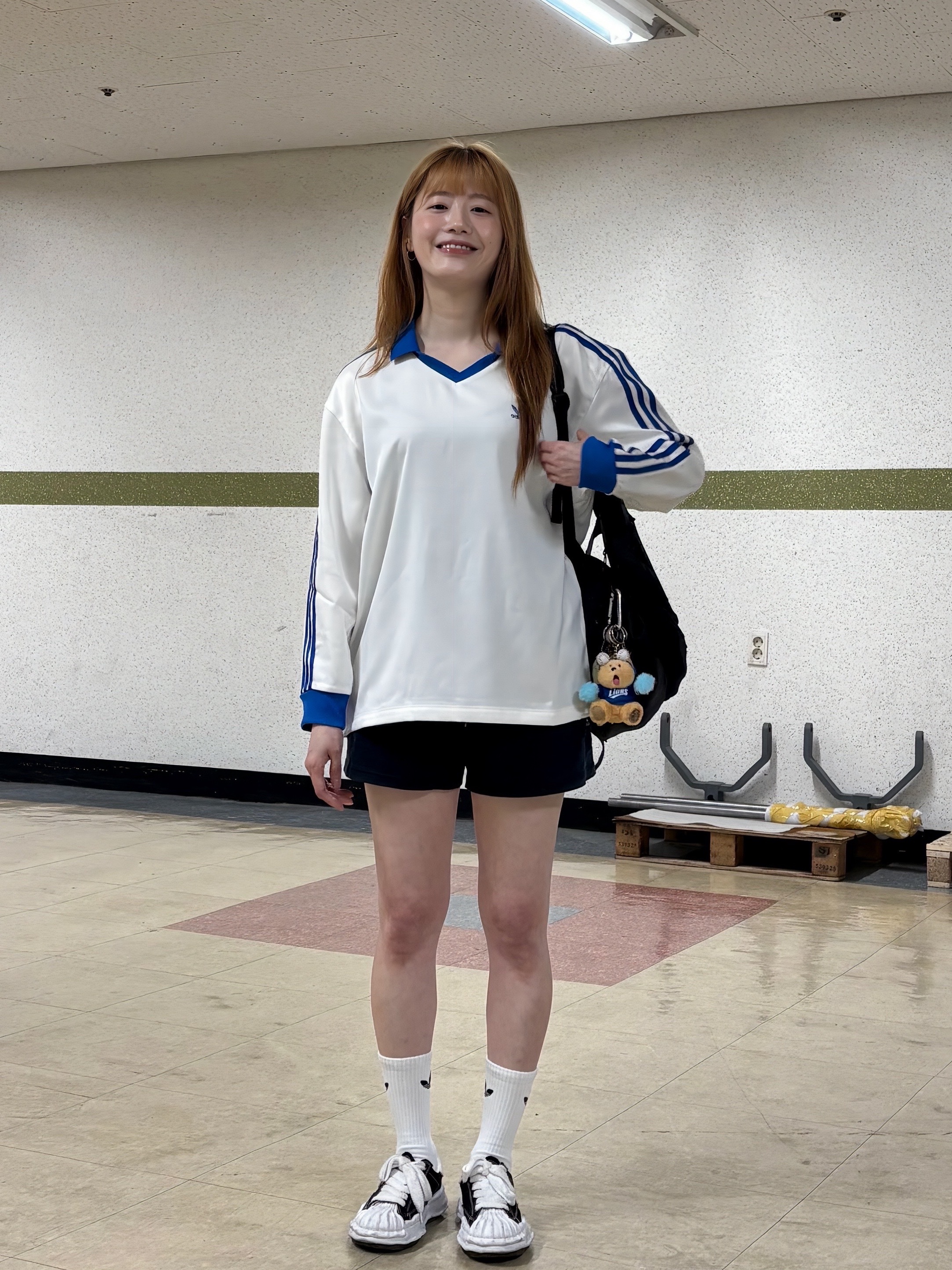 (W) Adidas 3-Stripes Satin Long Sleeve T-Shirt Cloud White - KR Sizing, Maison Mihara Yasuhiro Blakey OG Sole Canvas Low-top Sneakers Black White 착용 스타일 - 8