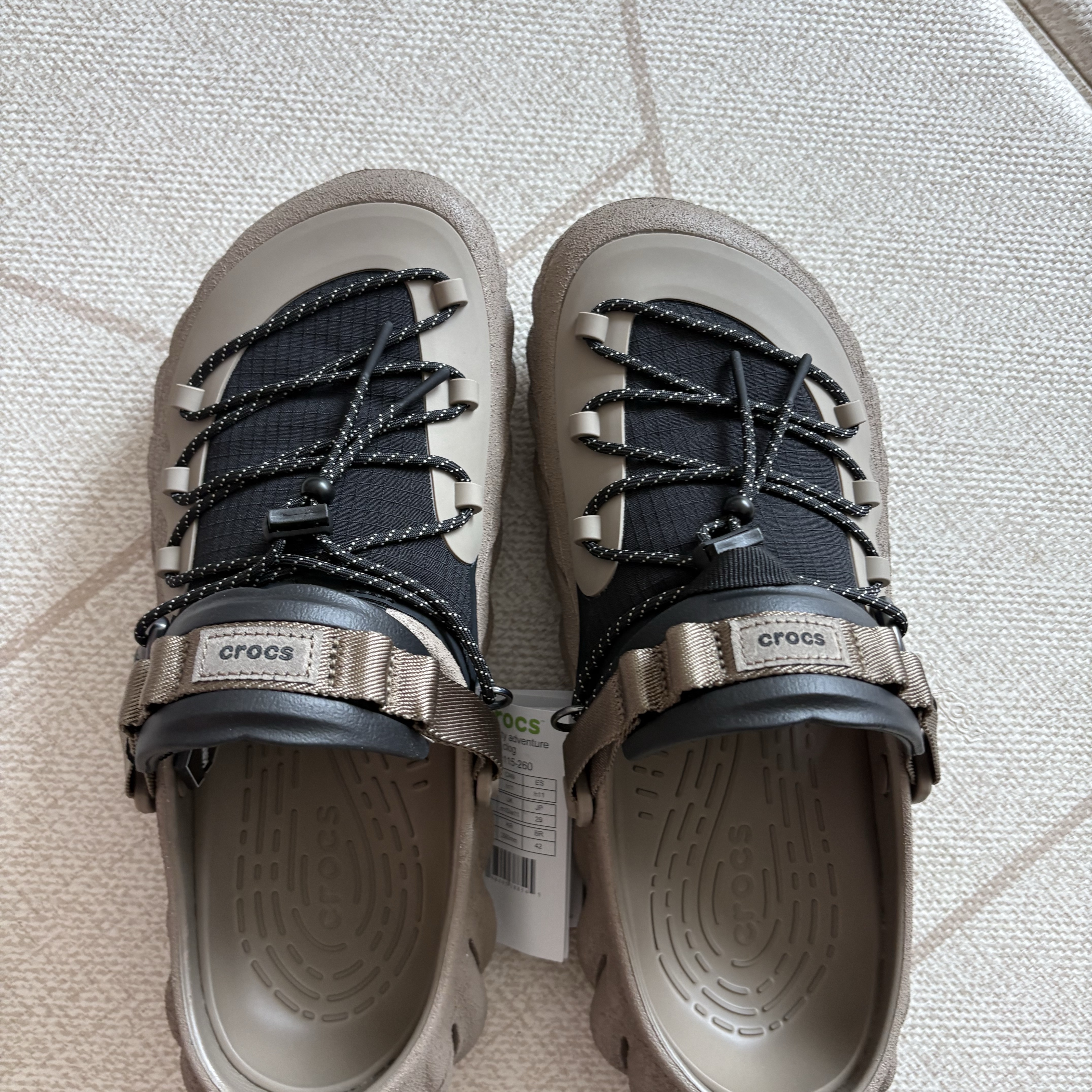 Crocs Echo City Adventure Clog Khaki 착용 스타일