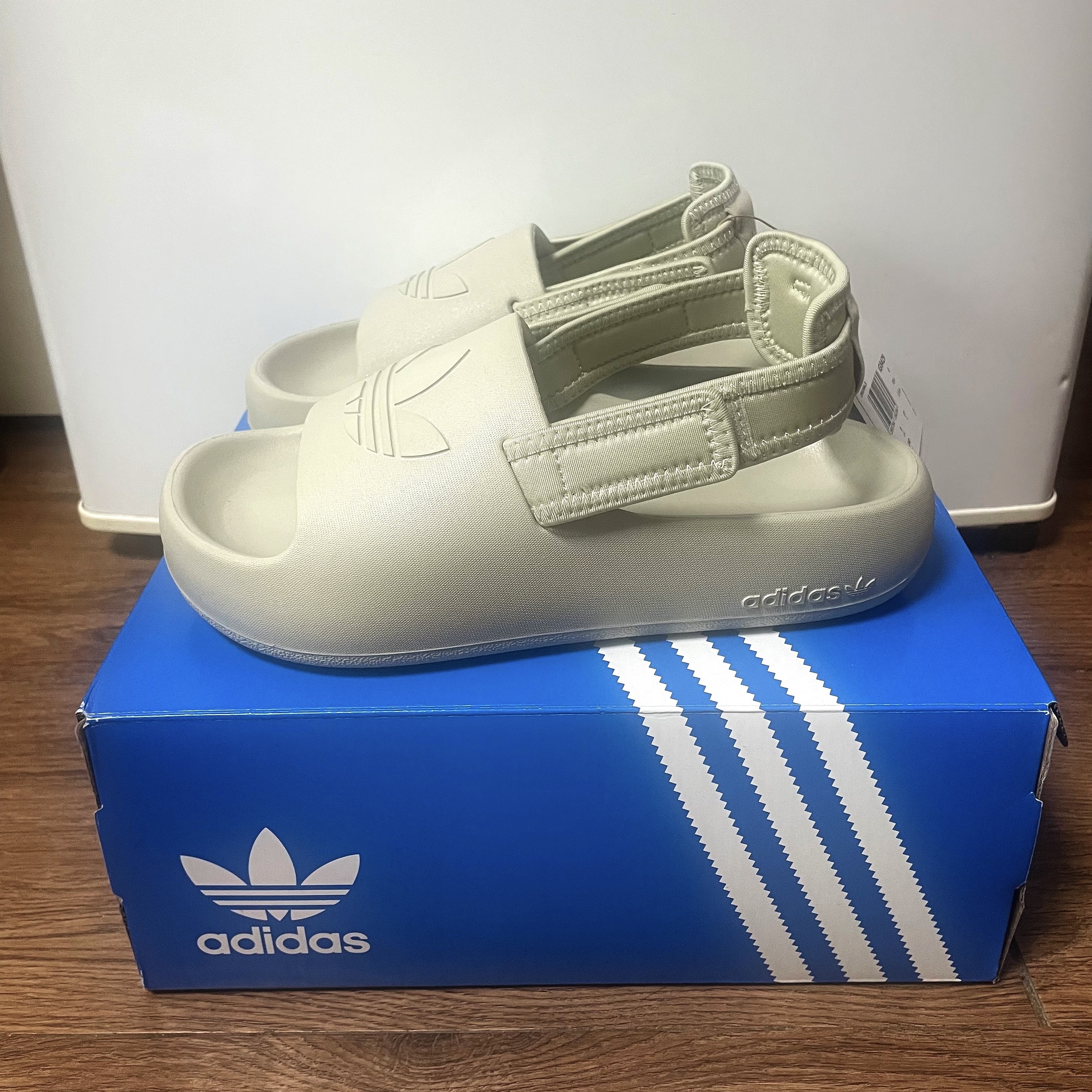 (J) Adidas Adifom Adilette Slides Putty Grey 착용 스타일 - 1