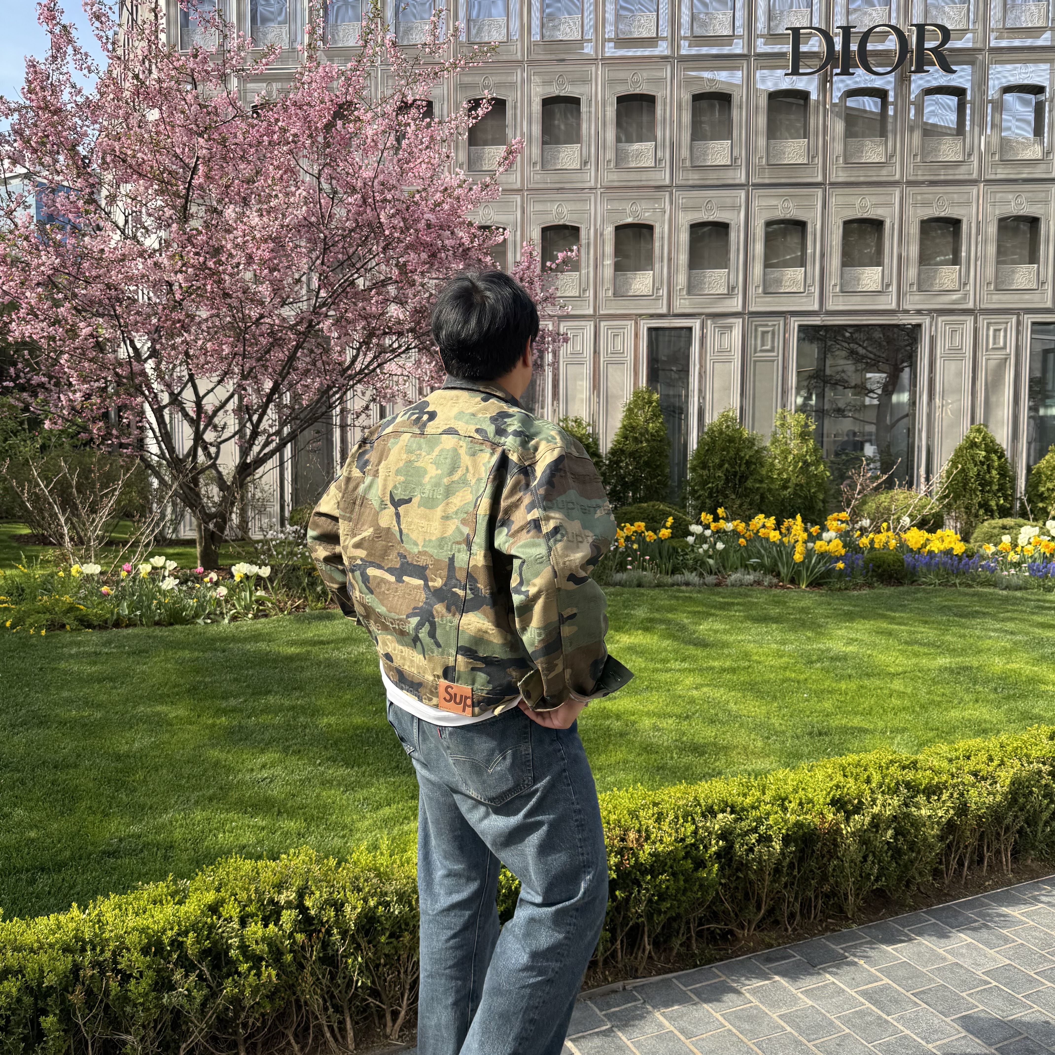 Supreme Jacquard Logos Denim Trucker Jacket Woodland Camo - 25FW 착용 스타일