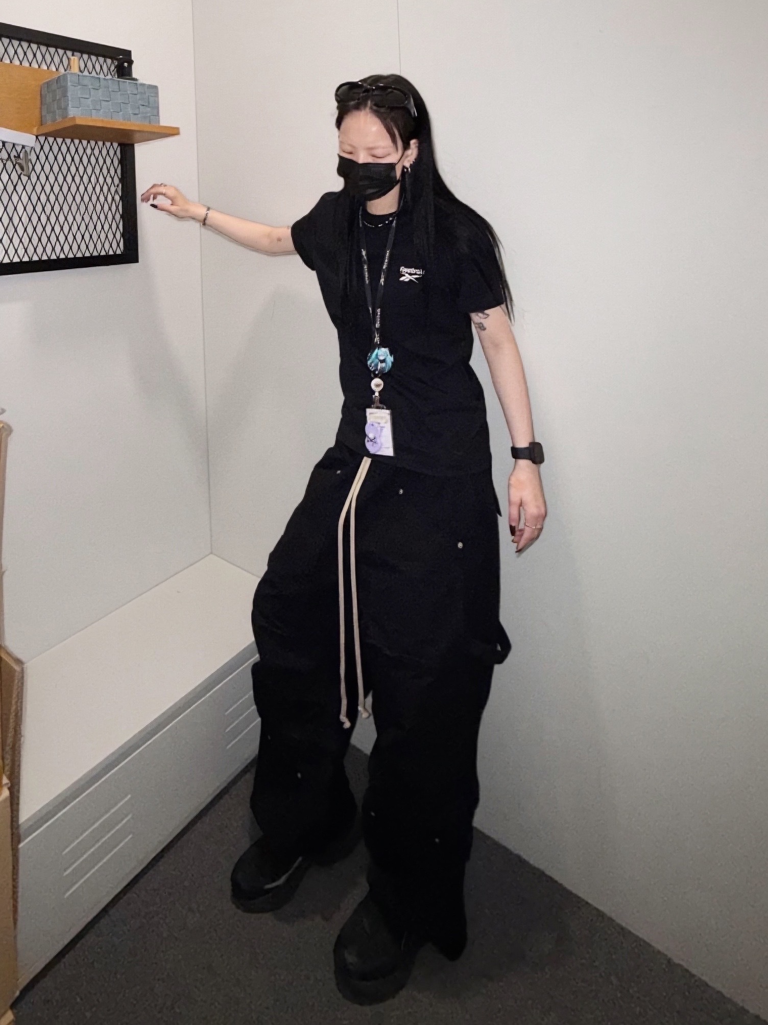Flavorism VTG Detachable Ripstop Cargo pants Washed Black, Balenciaga Swift Oval Sunglasses Black 착용 스타일 - 2
