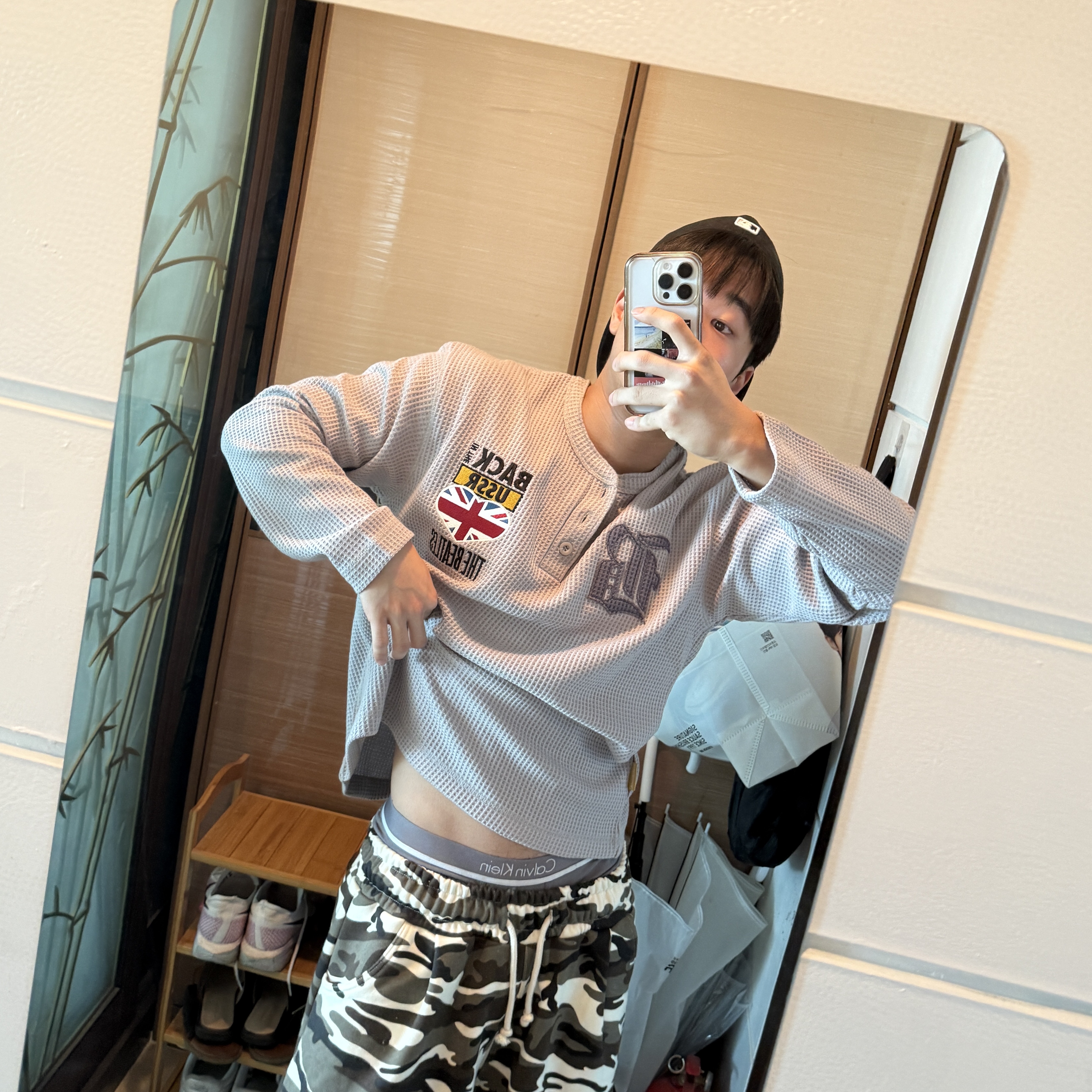 MAINBOOTH Beatles x Waffleton Henley Neck T-Shirt Beige 착용 스타일 - 3