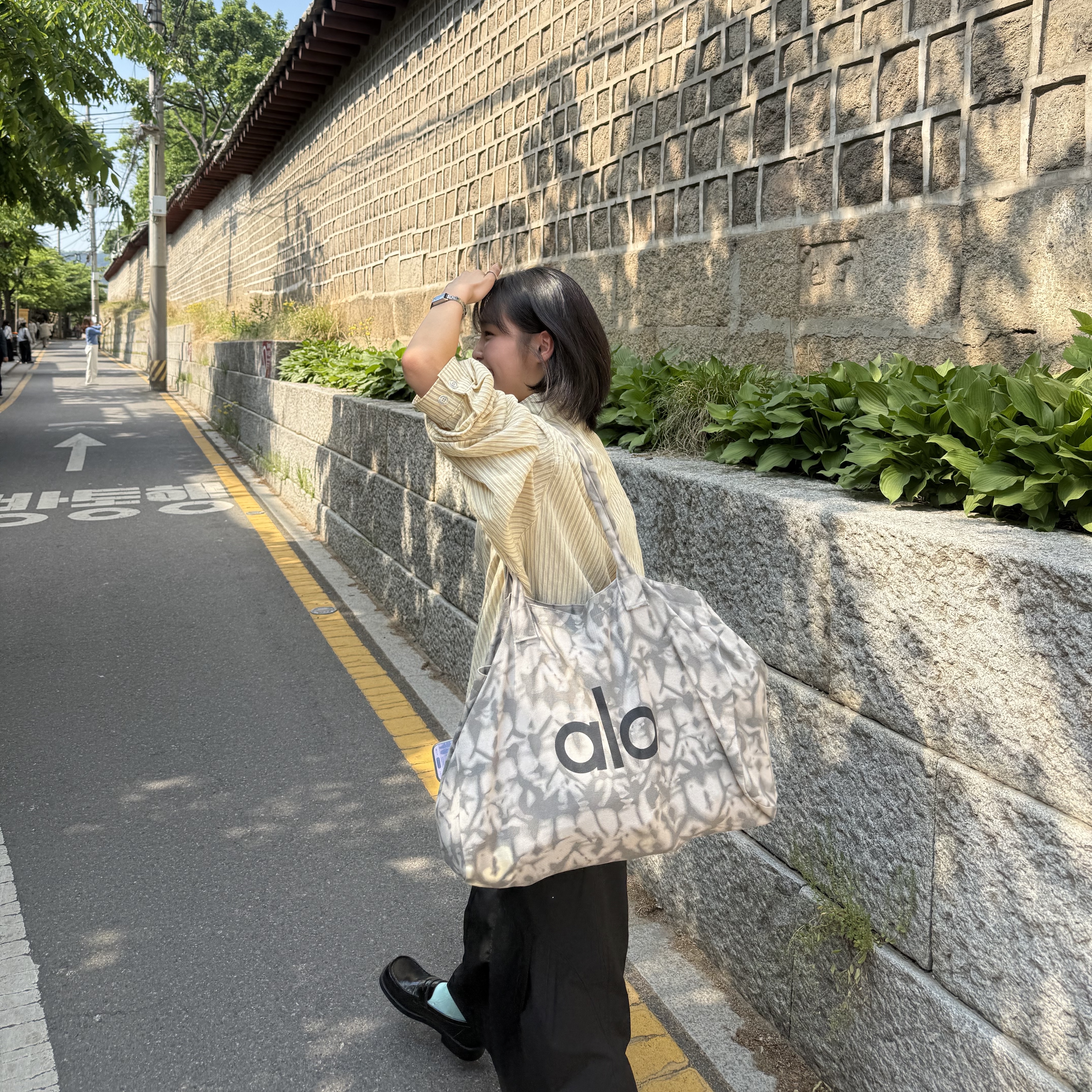 Alo Yoga Iconic Shopper Tote Bag Grey Tiedye, Haruta HS-4900 Oiko Loafer Black 착용 스타일